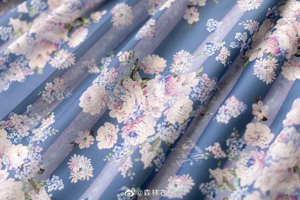 藍色の花模様のフレンチスリーブジャンパースカート リボンのヘアアクセ付