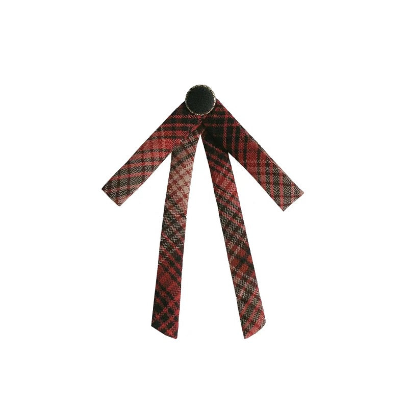 赤チェックのバイカラージャンパースカートと黒ブラウス