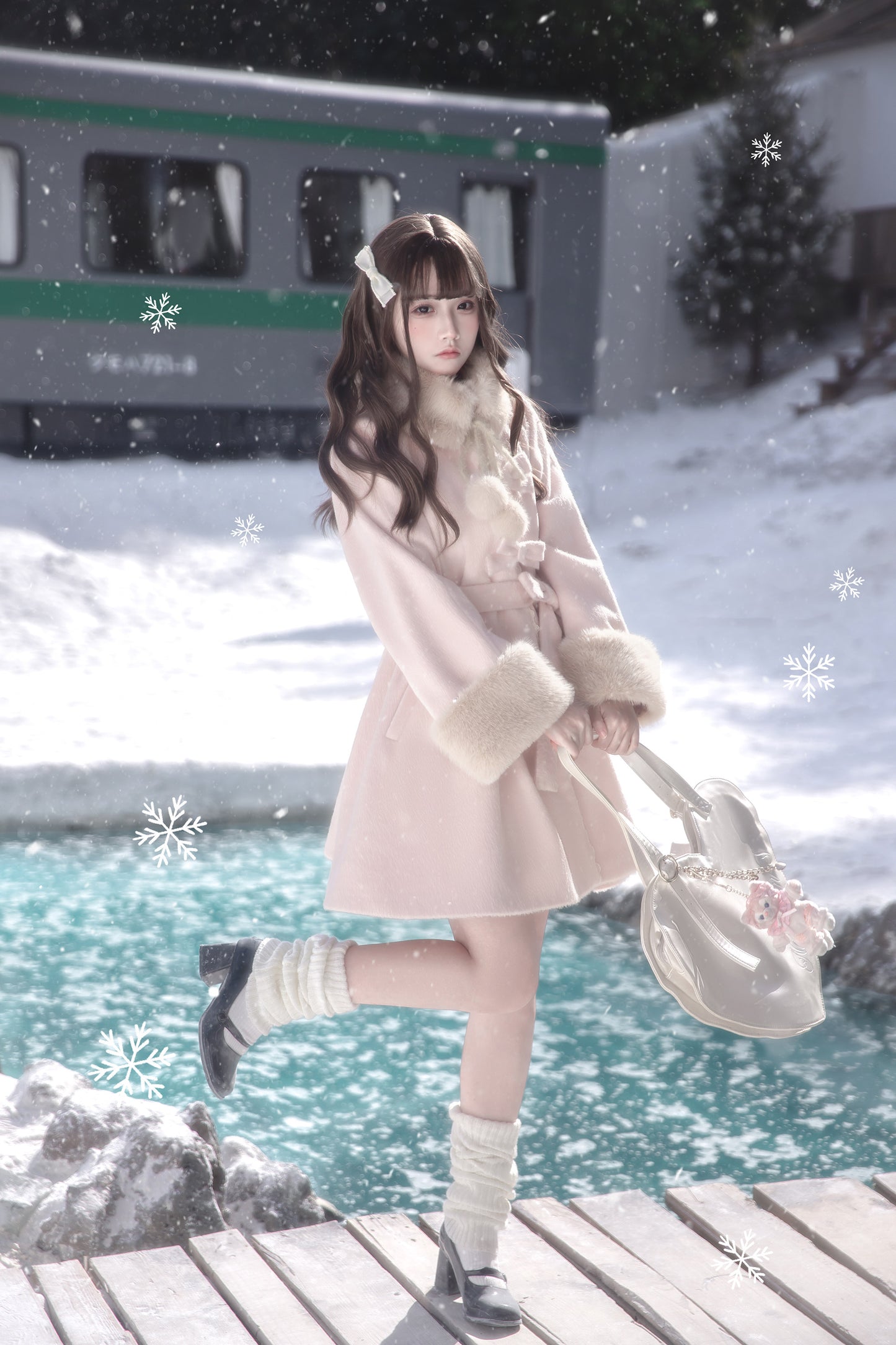 パウダーピンクのファー付きコート