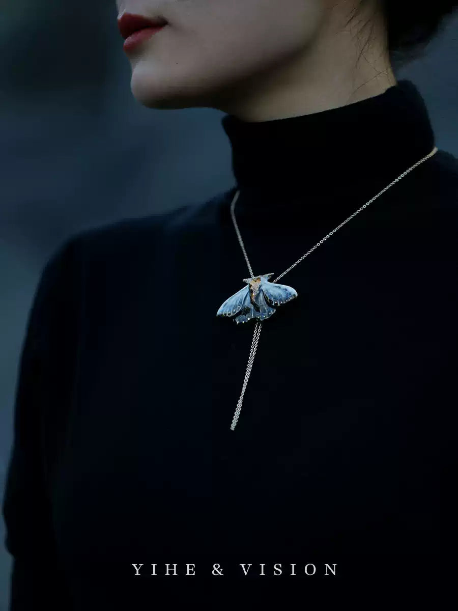 【藍凌蛾 LanLingE】陶磁器ネックレス | Midnight Moth 個性派・ヴィンテージ蛾モチーフ