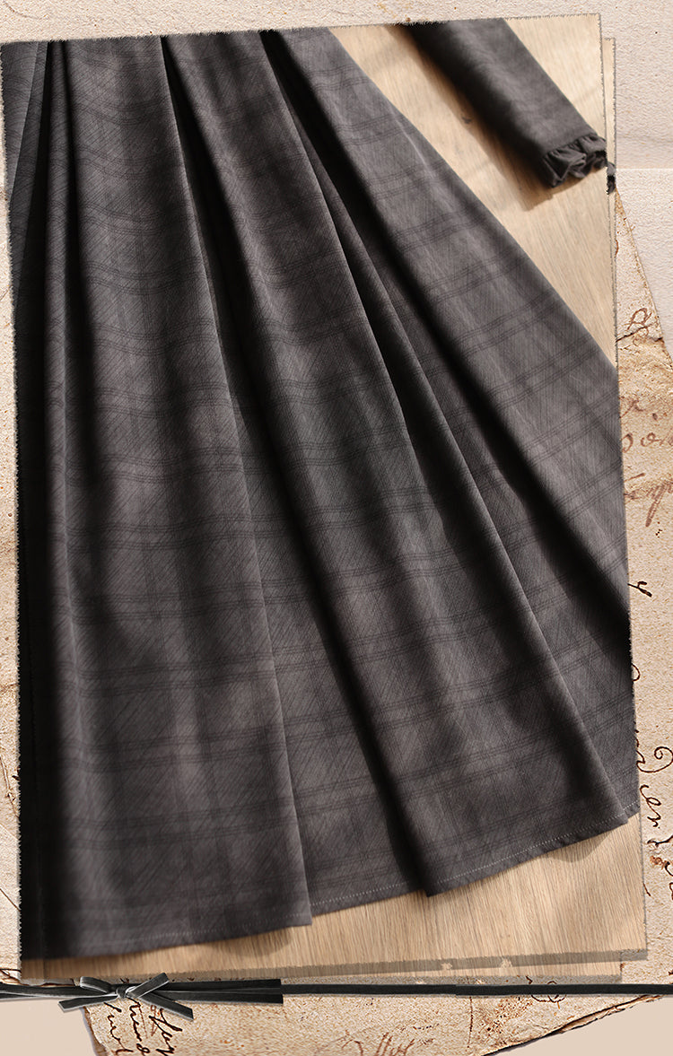 クラシカル格子柄の白襟ワンピース