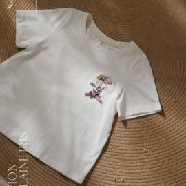 [Pre-orders available until 2/11] Illustration de Porcelaine Iris embroidered T-shirt