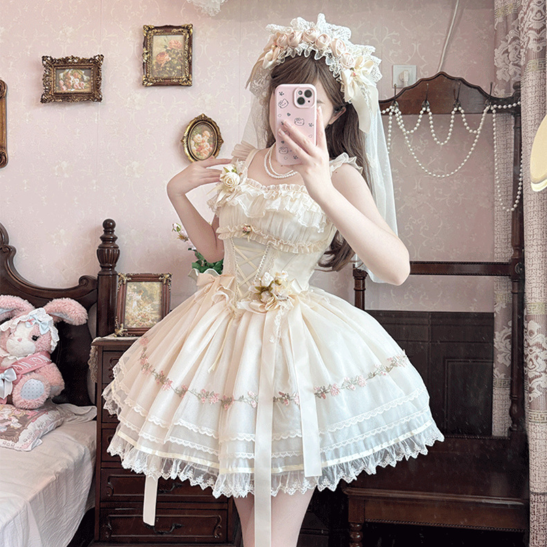 Misty Bloom 花刺繍のミニ丈ジャンパースカート – ロリータ Misty Bloom 花刺繍のミニ丈ジャンパースカート – ロリータ