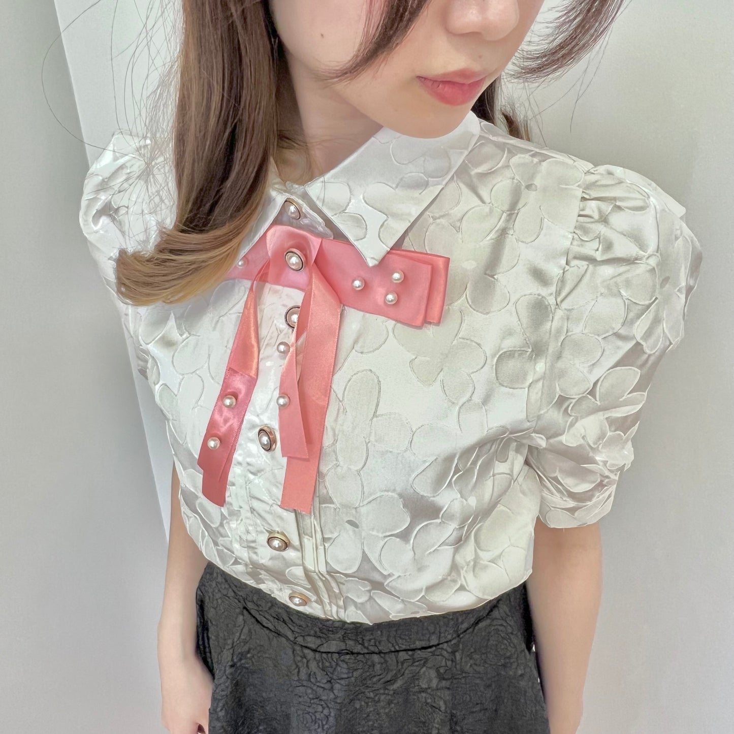 Ribbon and pearl floral pattern puff sleeve shirt