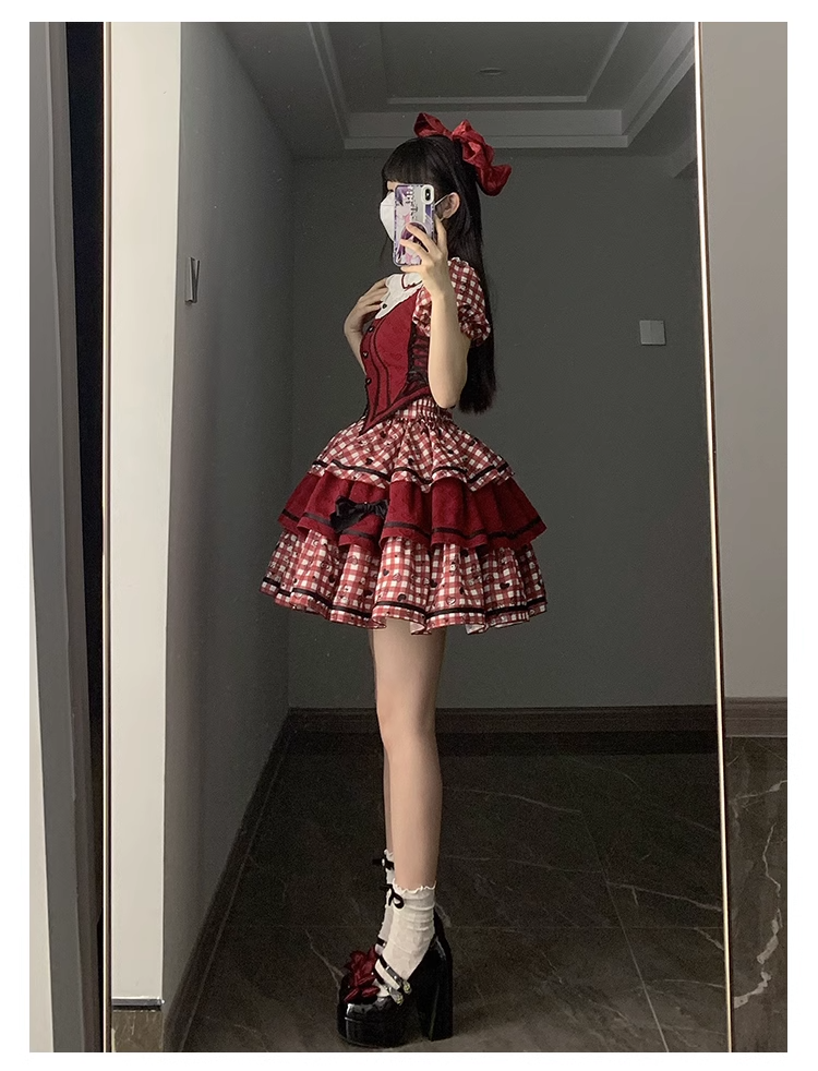 Queen of Hearts ギンガムチェックのブラウスとスカートの Queen of Hearts ギンガムチェックのブラウスとスカートの