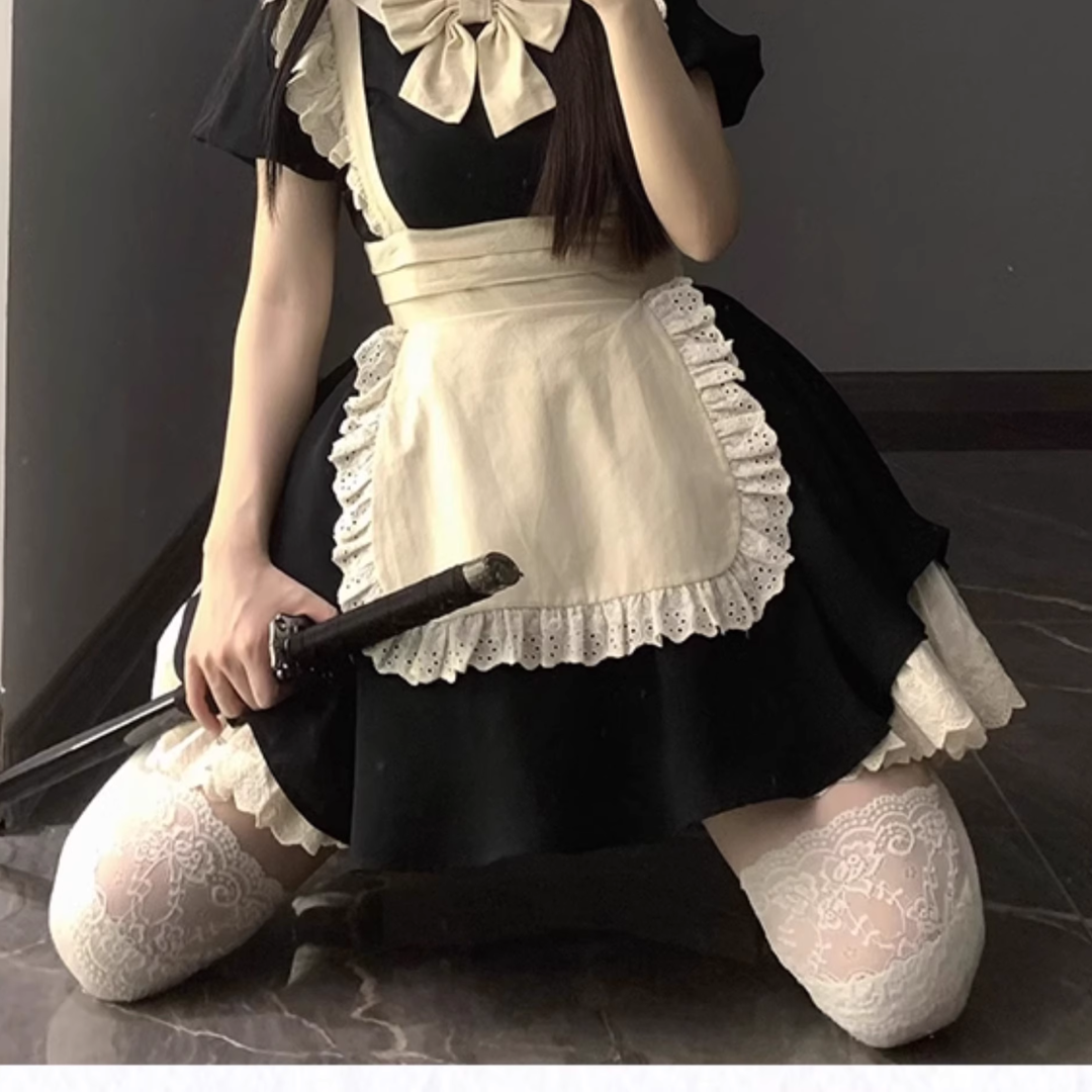 クラシカルエプロンのメイド風ワンピースショート丈 アームスリーブ付き