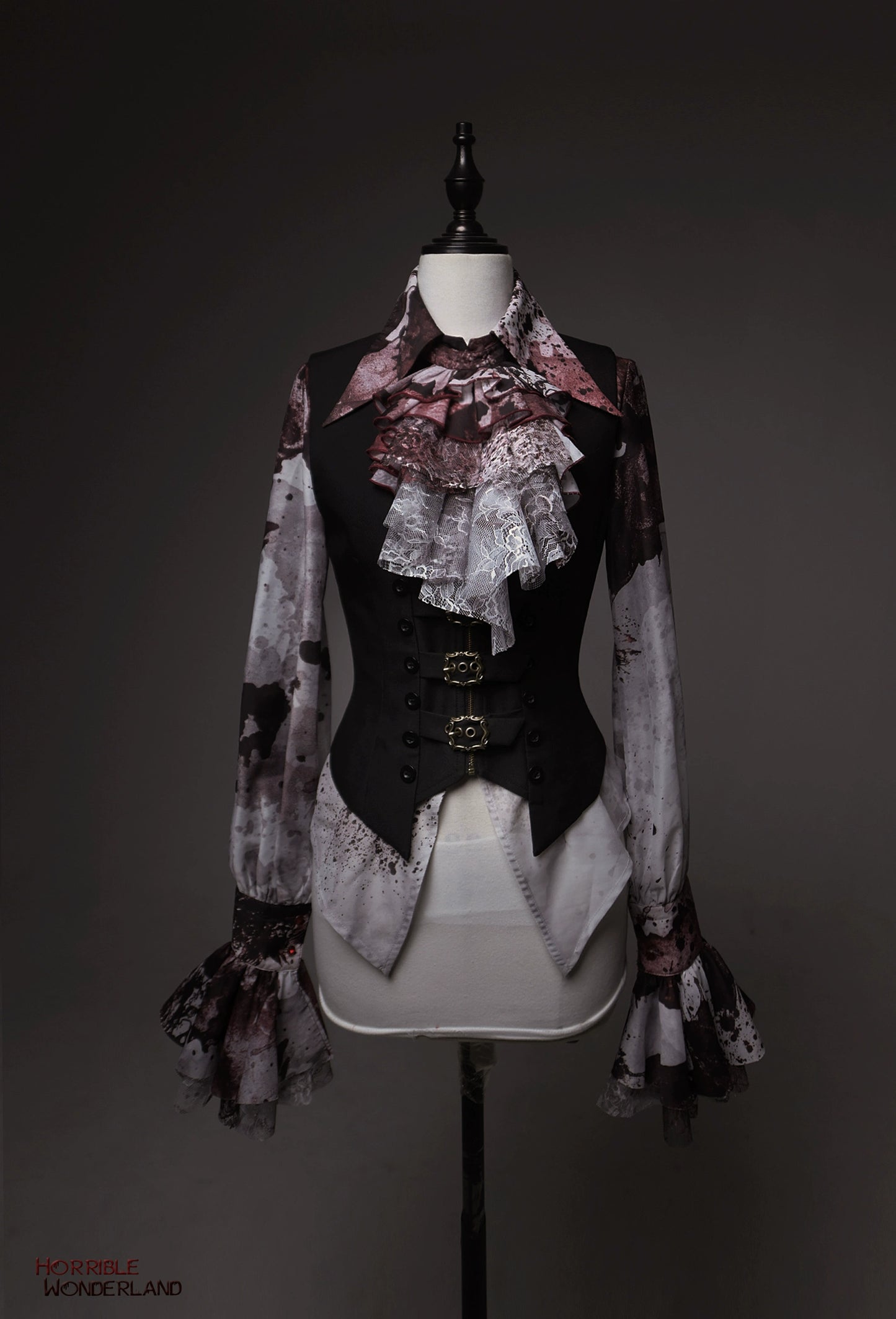 [Pre-orders available until 9/18] Horrible Wonderland: Point-collar blouse with blood-stained print