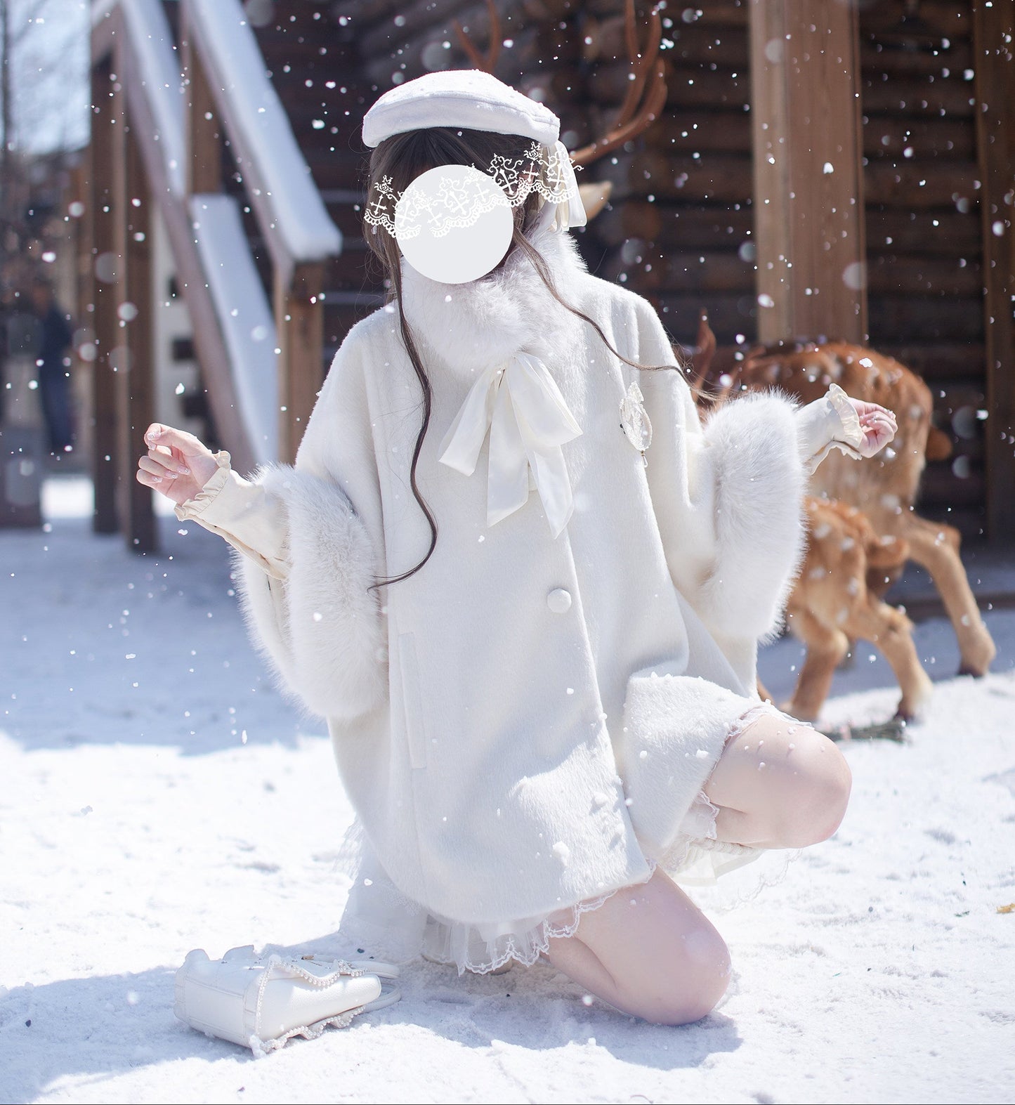 スノーホワイトのファー付きマント