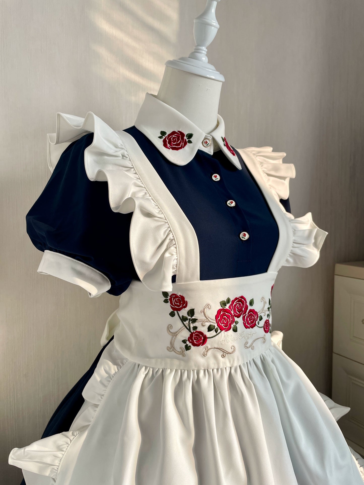 [Resale/Pre-orders until 9/3] Maid-style dress with red rose embroidery and apron