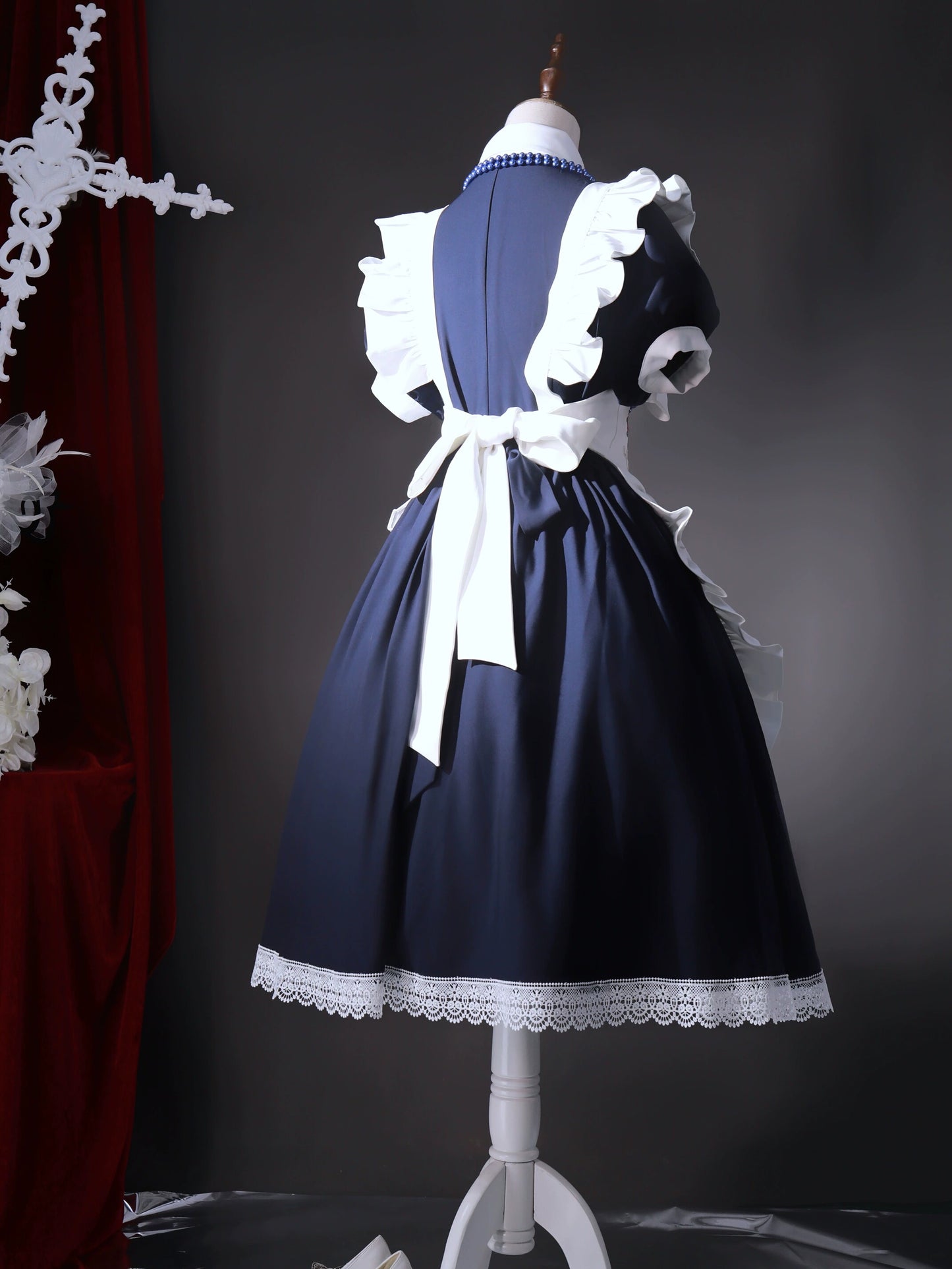 [Resale/Pre-orders until 9/3] Maid-style dress with red rose embroidery and apron