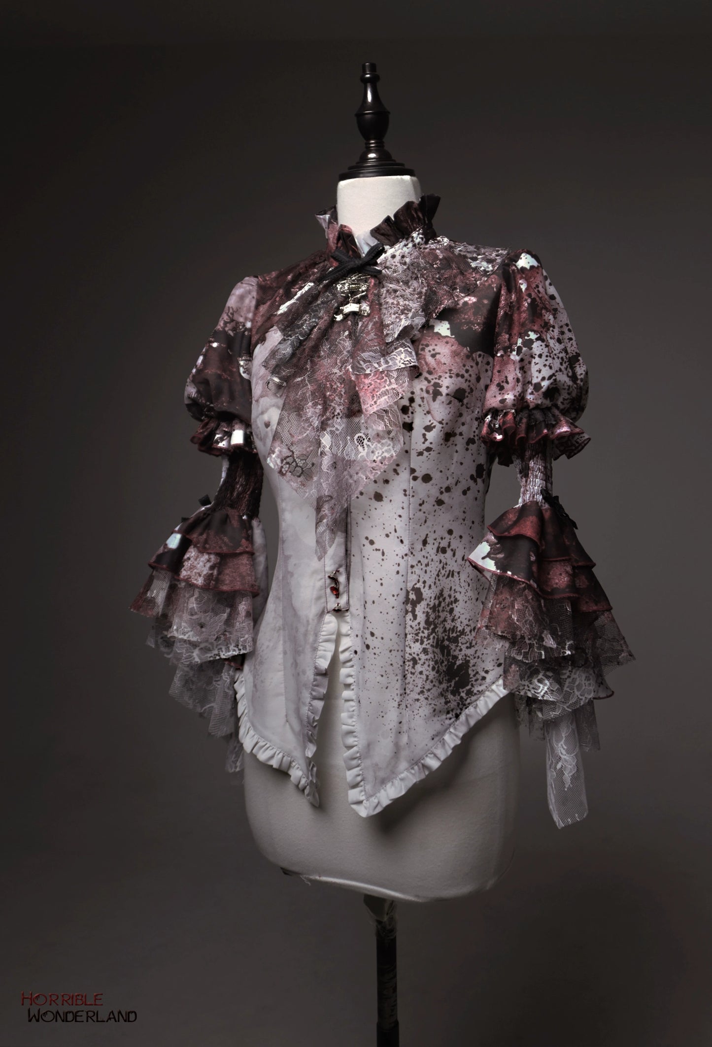 [Pre-orders available until 9/18] Horrible Wonderland Blood-stained print princess sleeve blouse