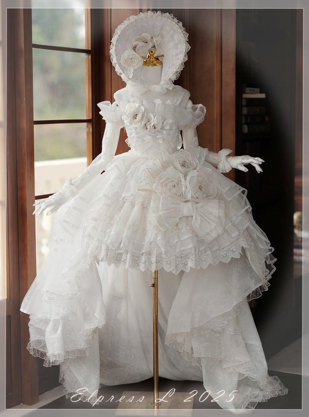 [Pre-orders available until 2/26] Full of Fragrance Dress with Train and Inner Skirt - White
