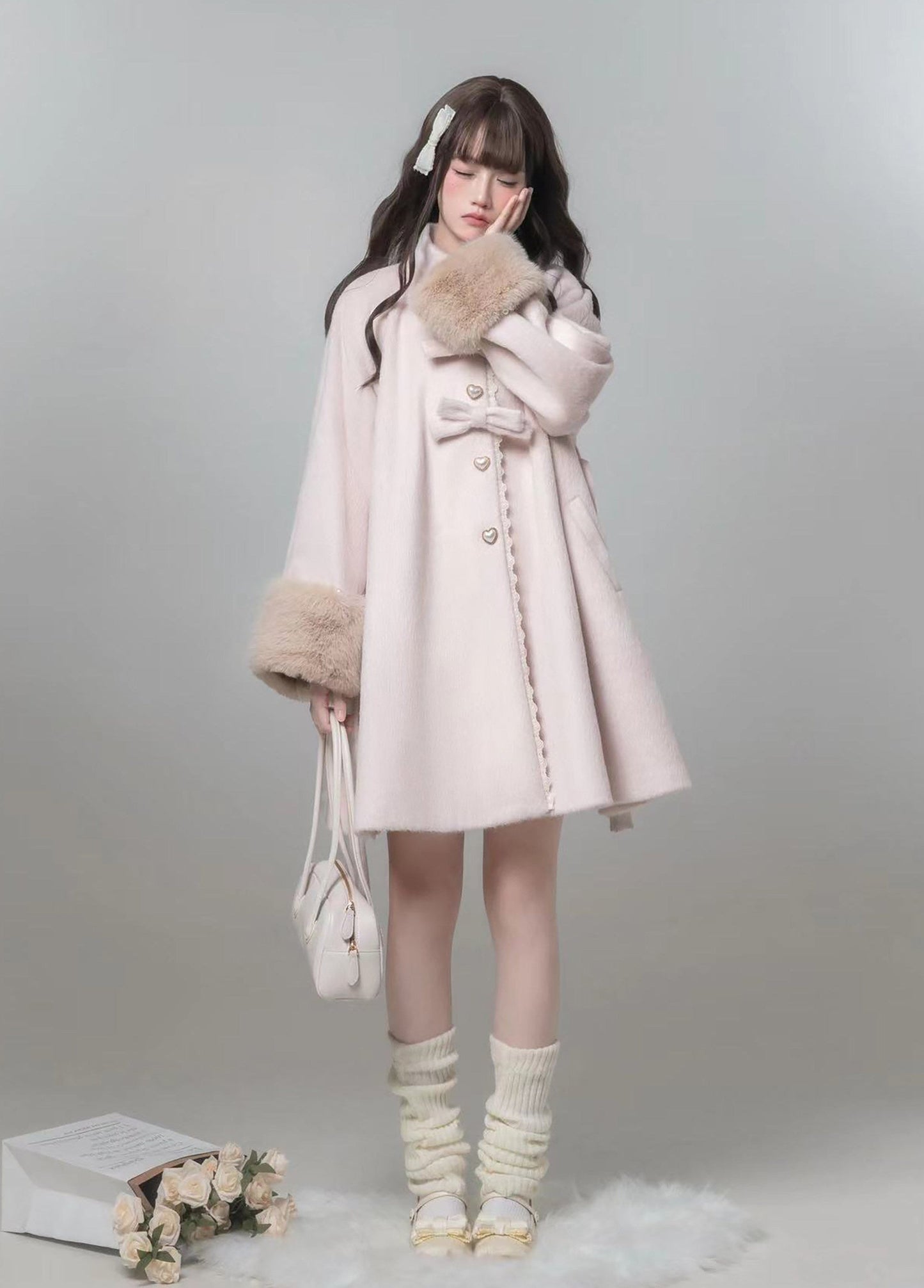 パウダーピンクのファー付きコート