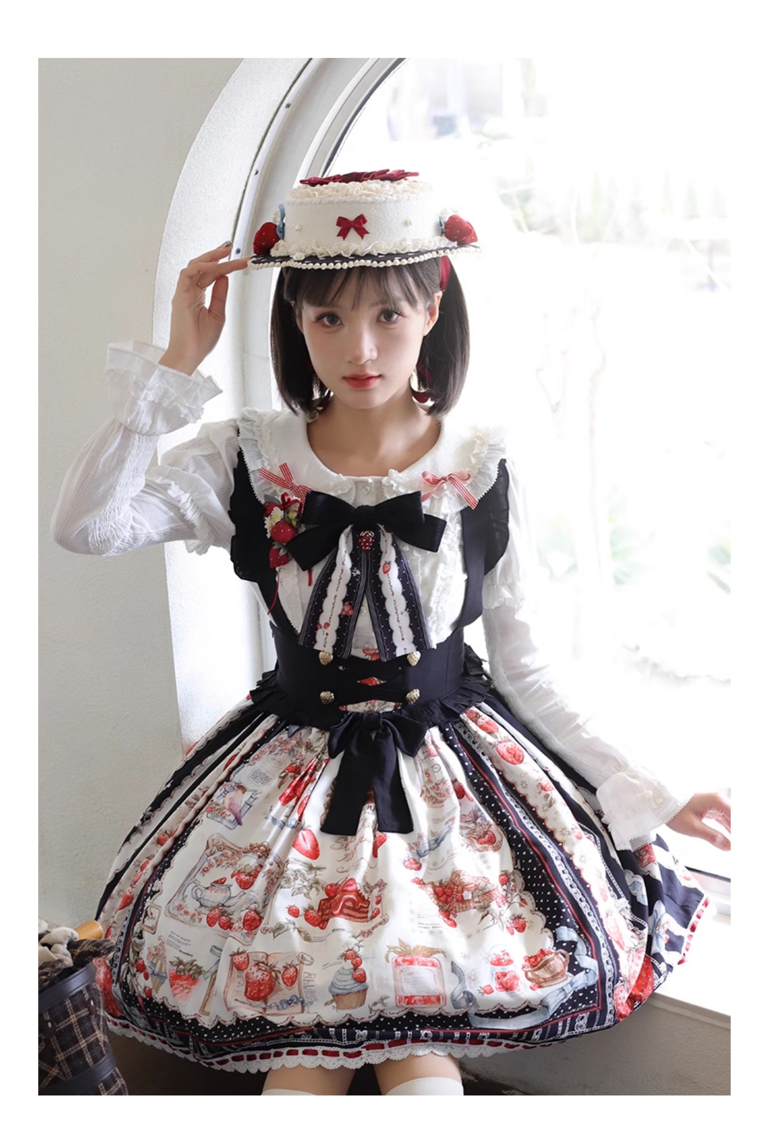 [Pre-orders available until 2/26] Strawberry Manor Print Suspender Skirt
