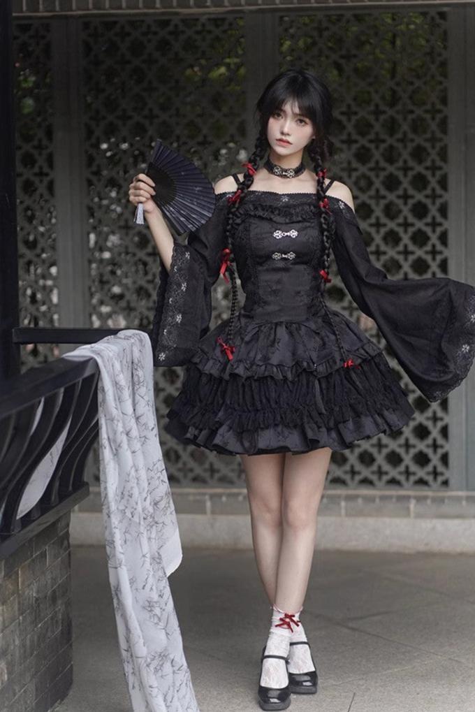 Hana Tabi: A black Hana-Loli set with irregular hem top and frill skirt