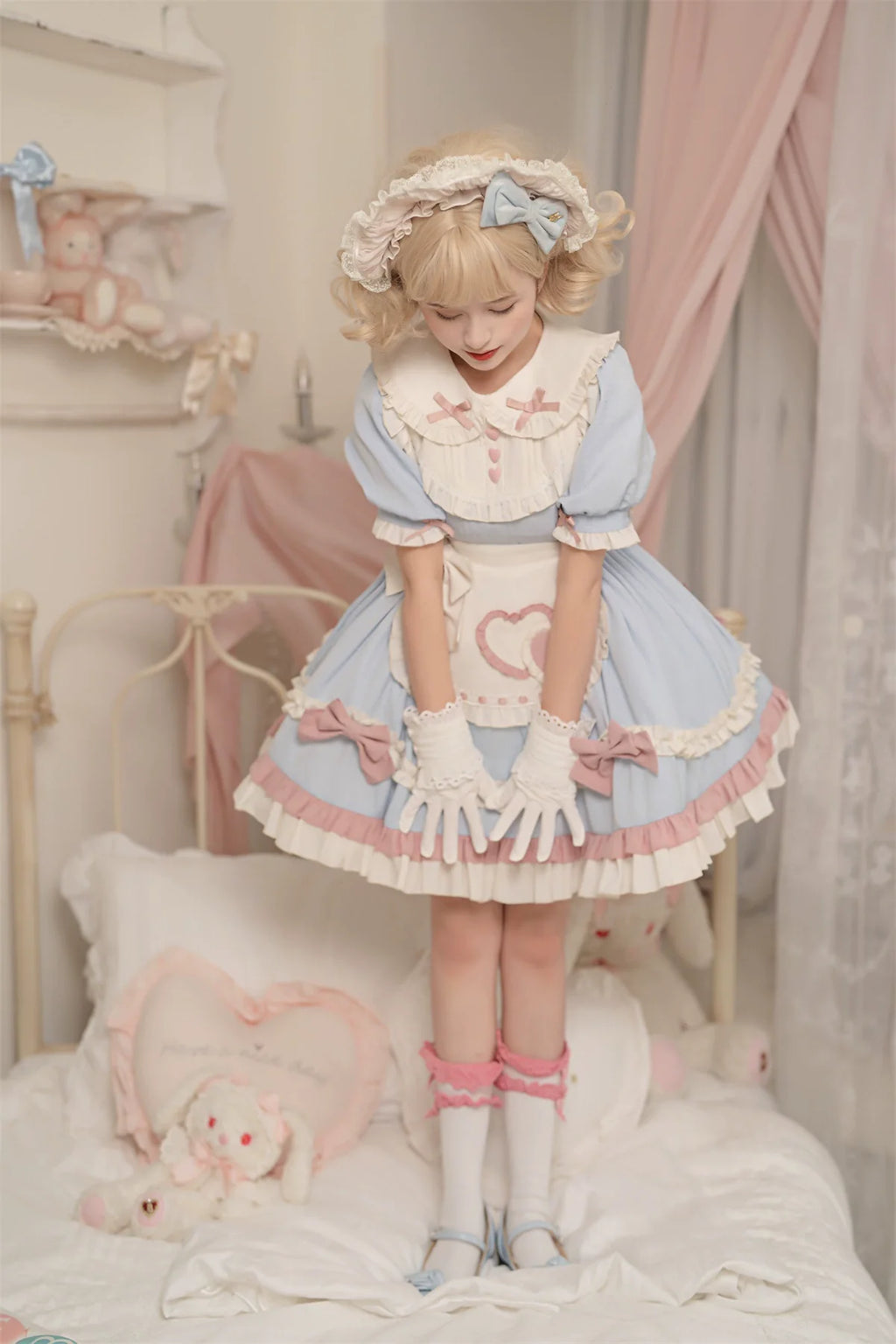 白猫メイド 鈴リボンのエプロン付ワンピース