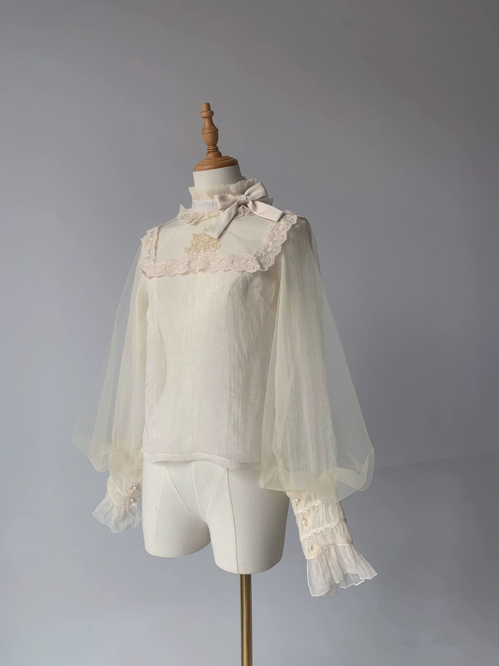 [Only available with simultaneous purchase] Fourteen-line poem sheer stand-up collar blouse