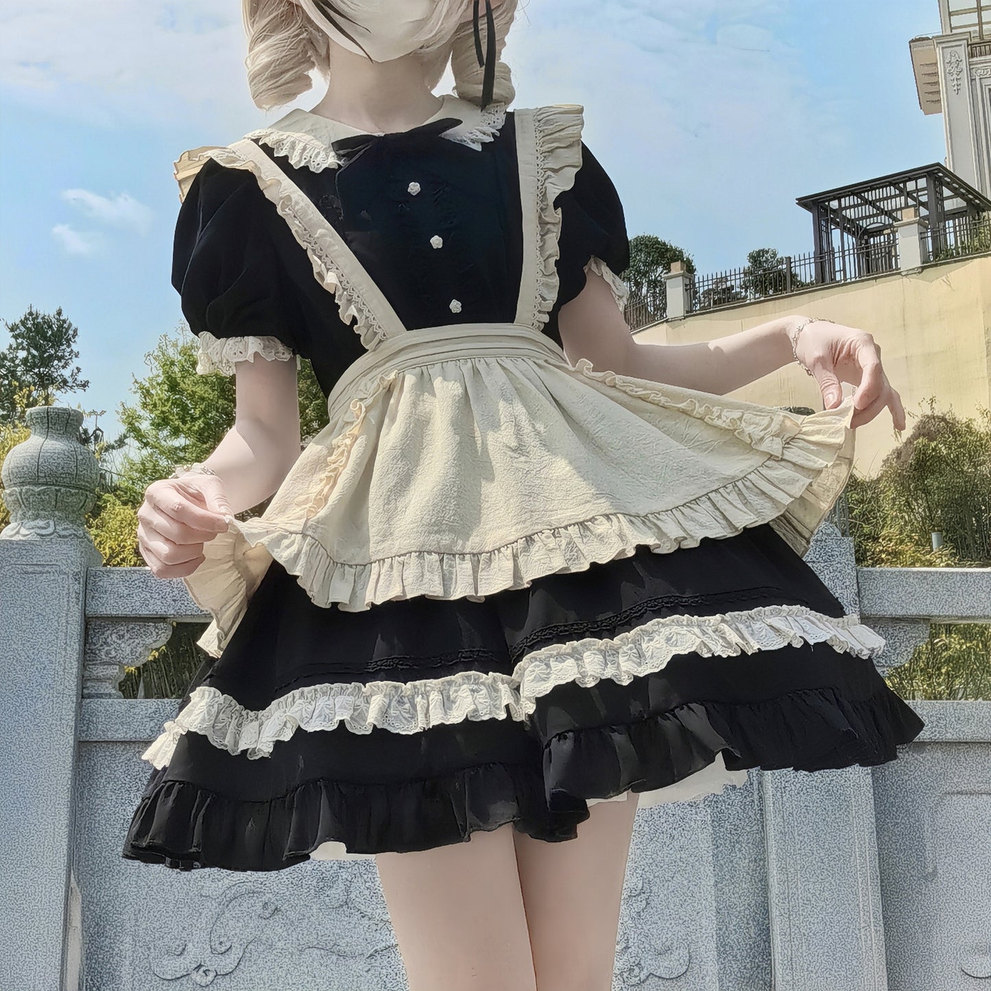 フリル襟の半袖メイドワンピース エプロン付き ショート丈