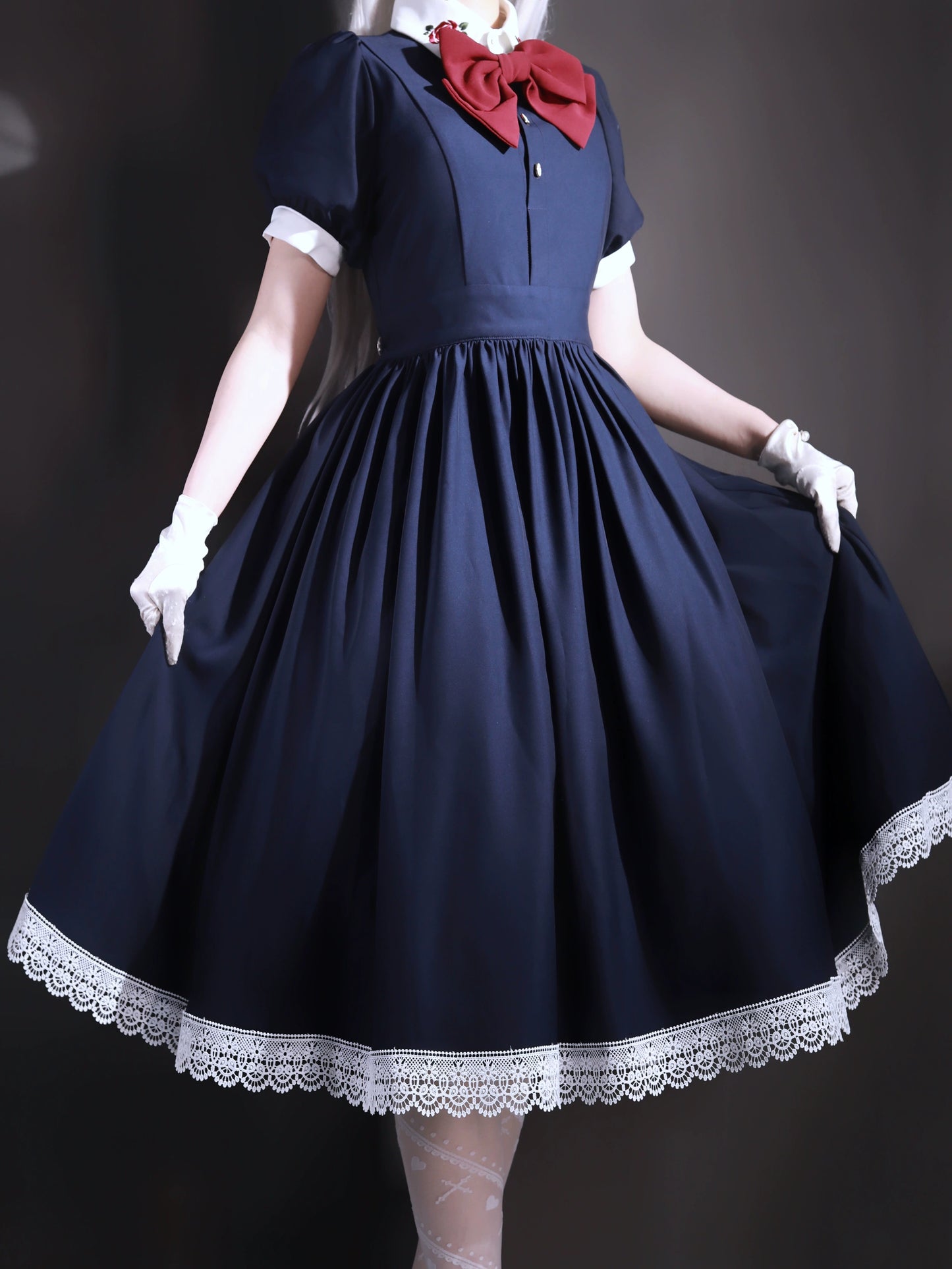 [Resale/Pre-orders until 9/3] Maid-style dress with red rose embroidery and apron