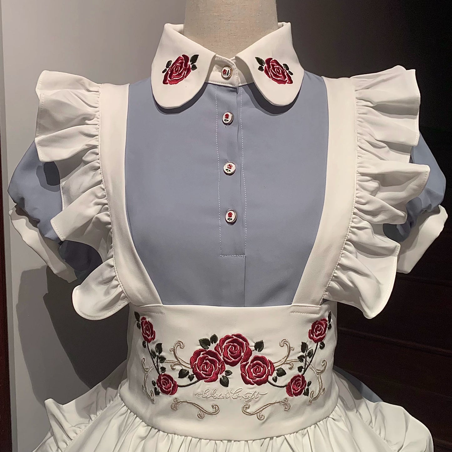 [Resale/Pre-orders until 9/3] Maid-style dress with red rose embroidery and apron