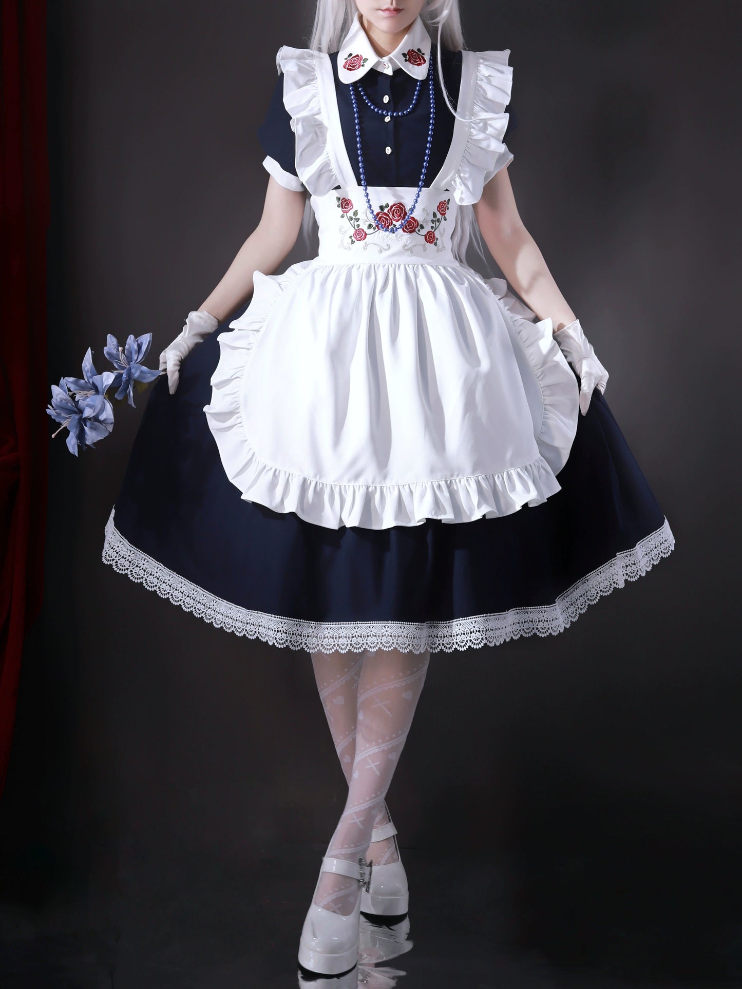 [Resale/Pre-orders until 9/3] Maid-style dress with red rose embroidery and apron