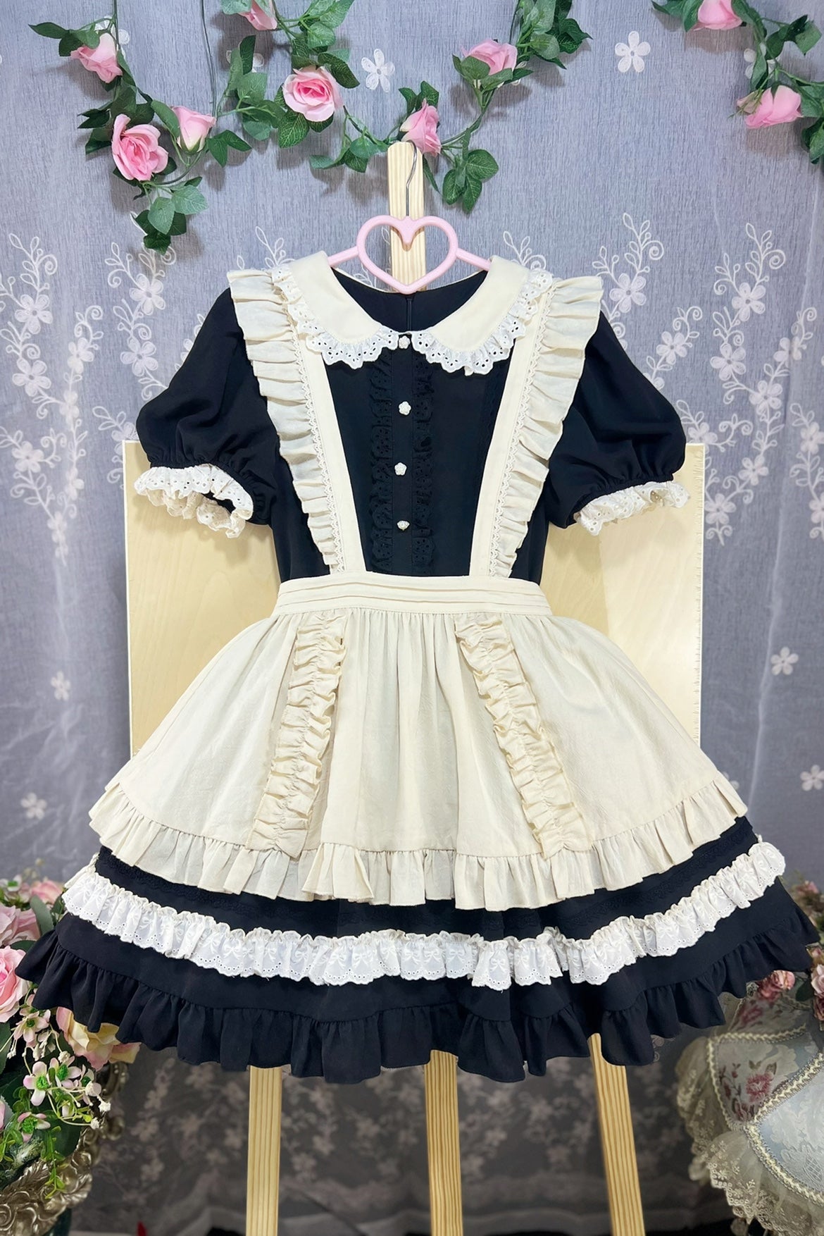 フリル襟の半袖メイドワンピース エプロン付き ショート丈