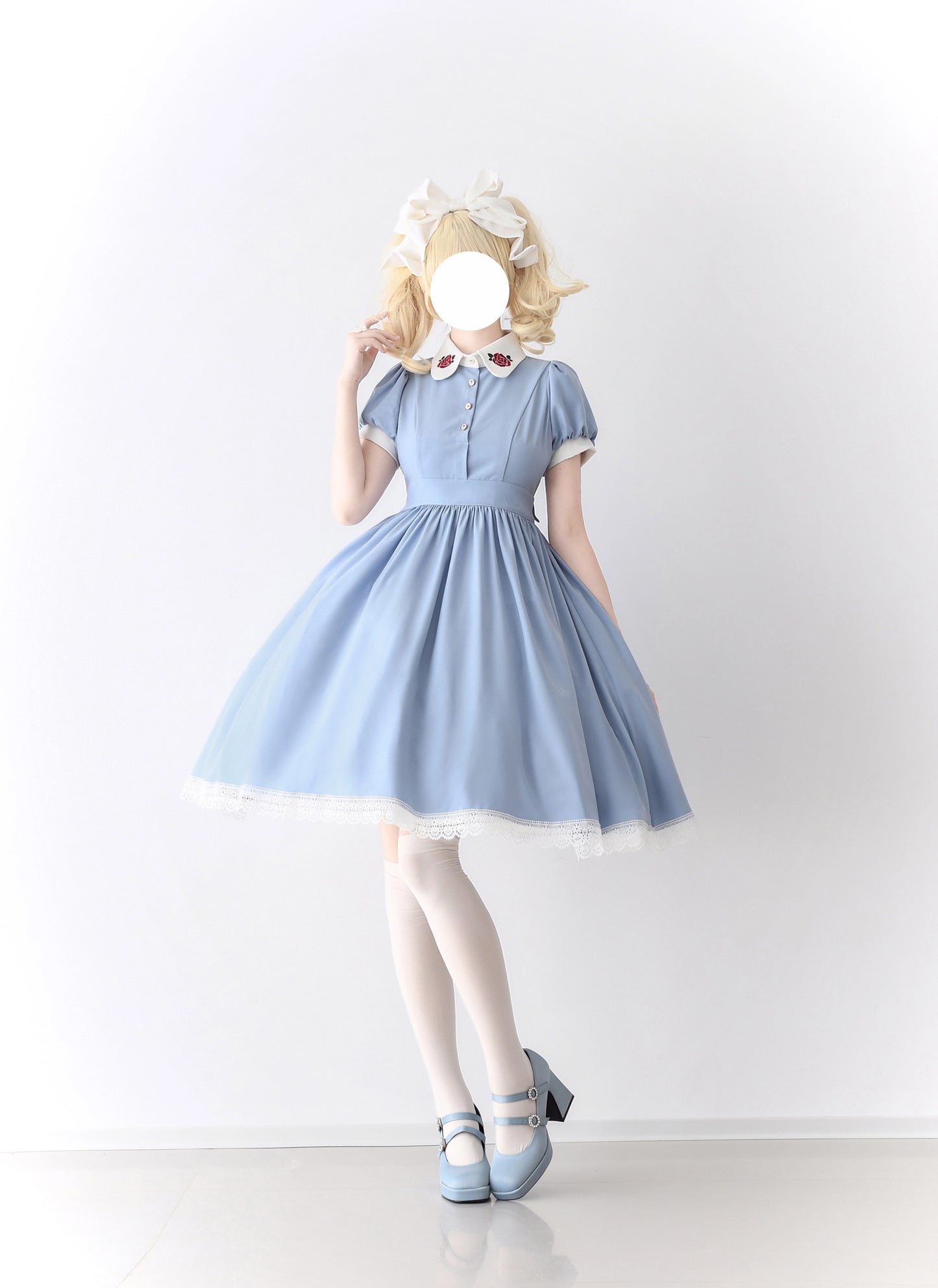 [Resale/Pre-orders until 9/3] Maid-style dress with red rose embroidery and apron