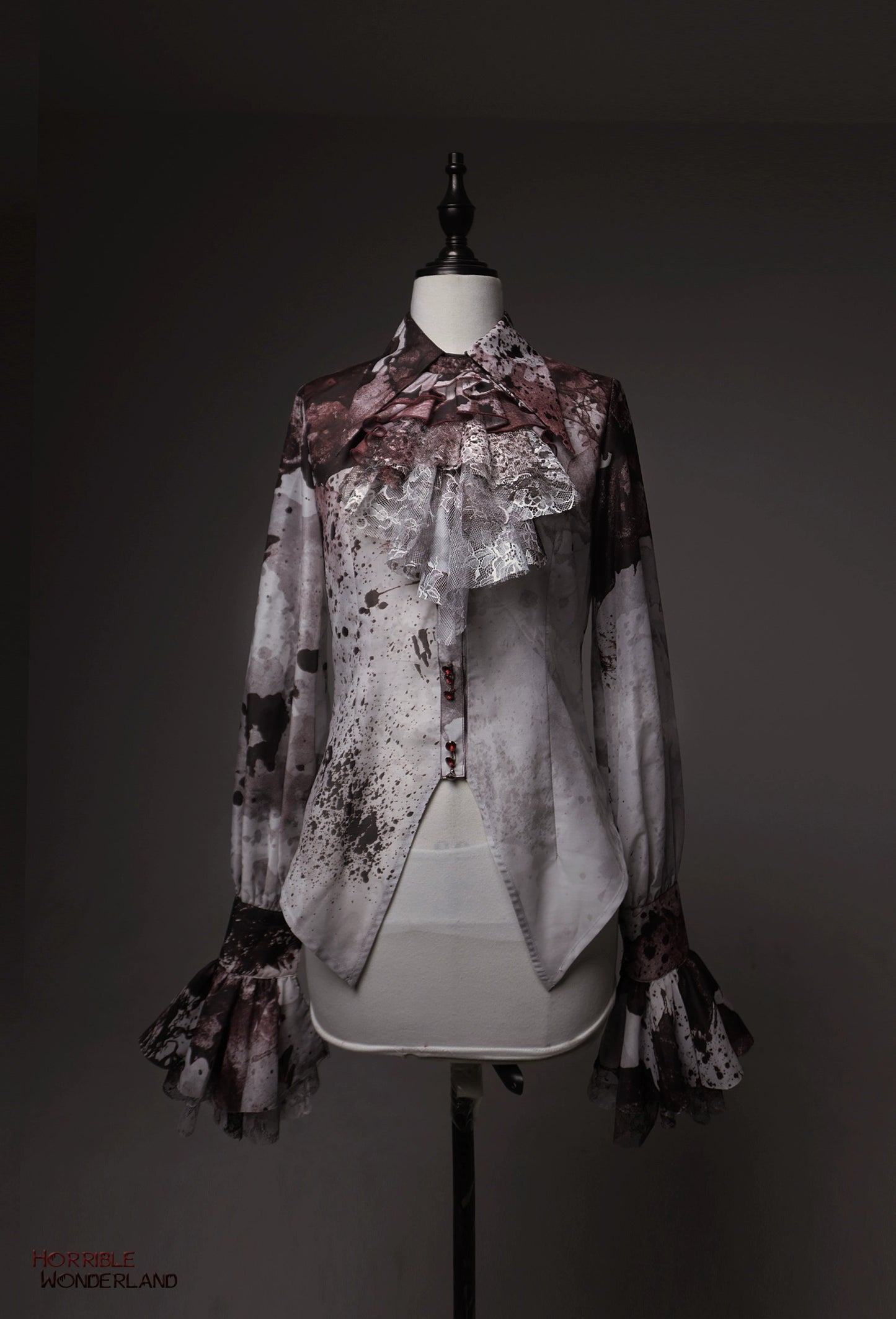 [Pre-orders available until 9/18] Horrible Wonderland: Point-collar blouse with blood-stained print