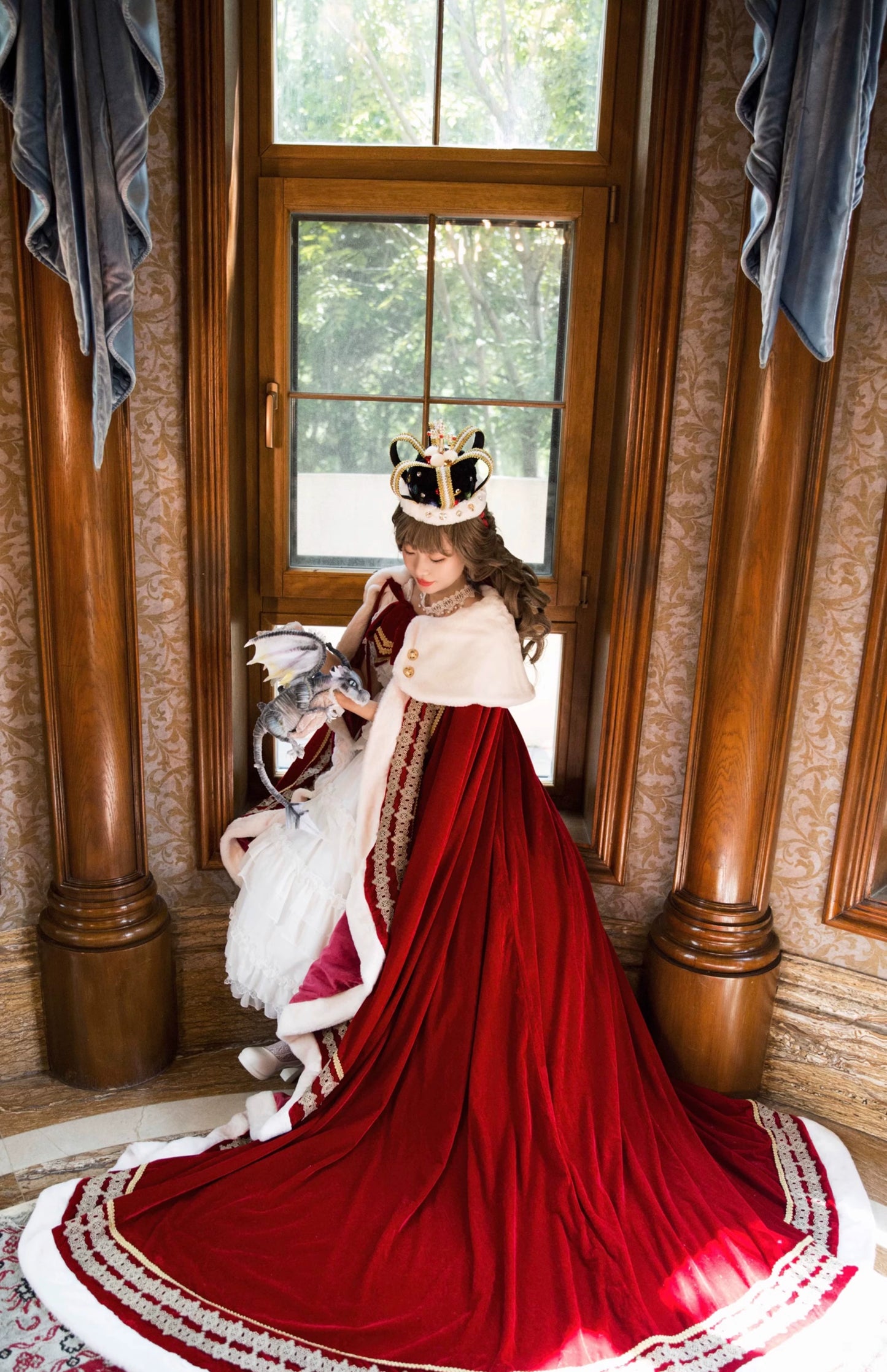 [Pre-orders available until 9/15] Star Crown Crimson Luxury Cloak