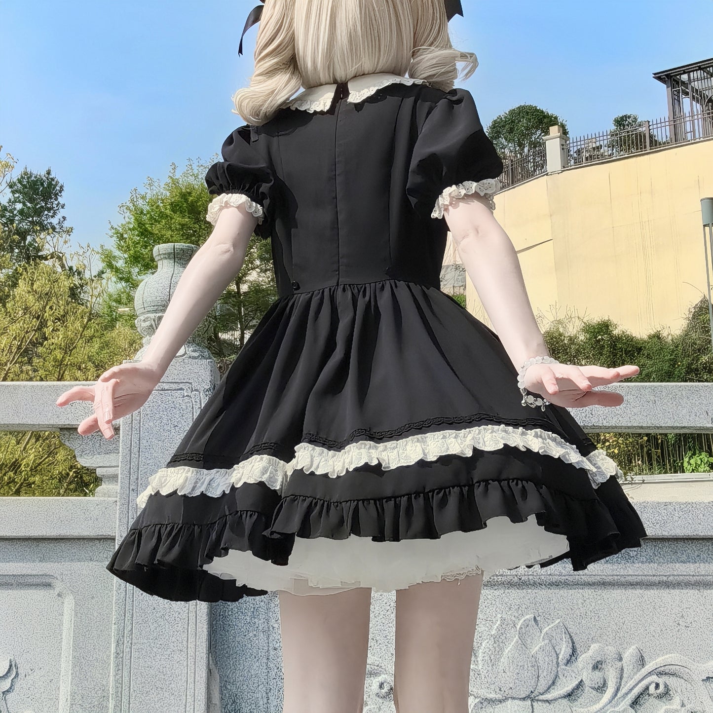 フリル襟の半袖メイドワンピース エプロン付き ショート丈