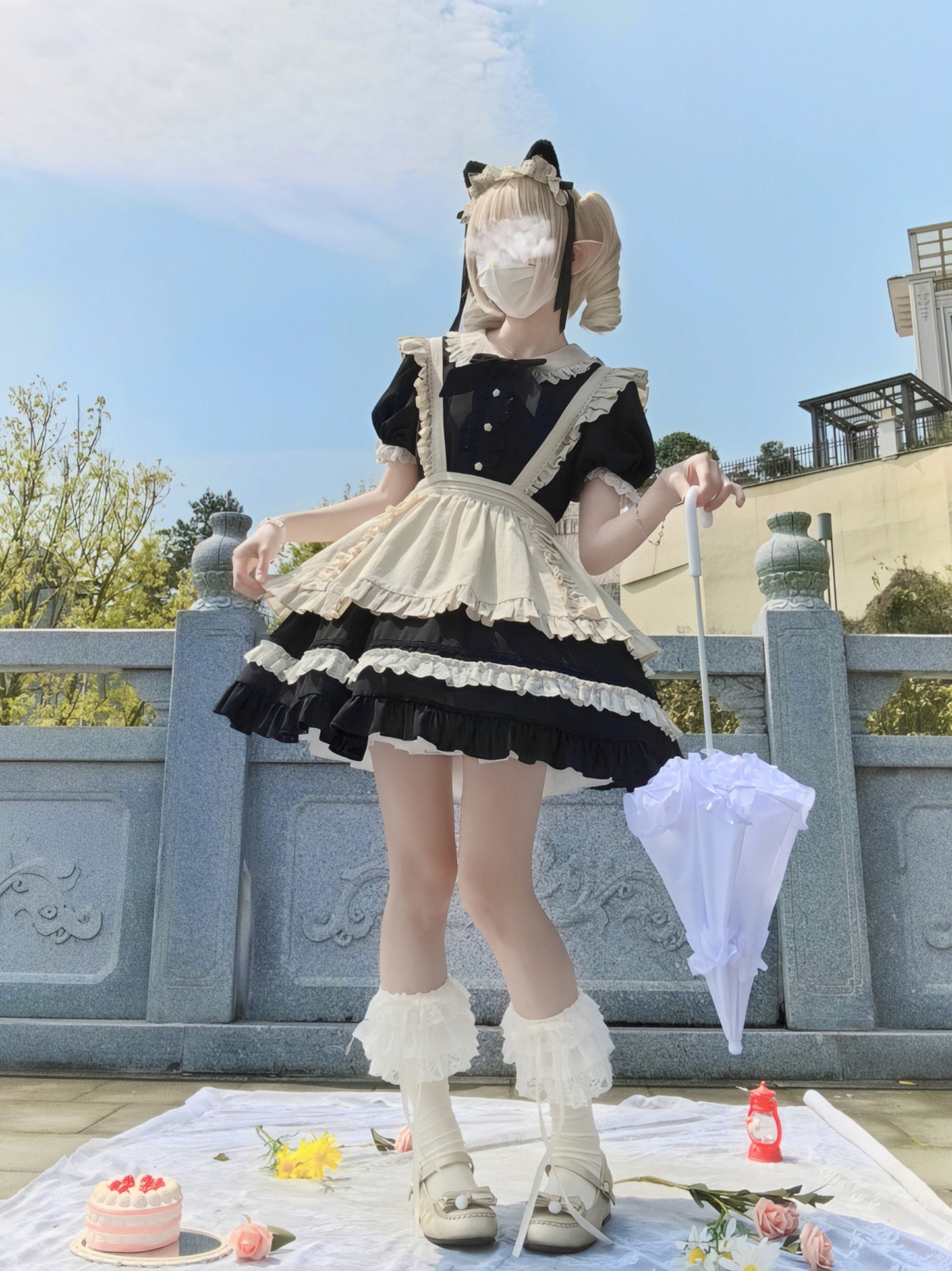 フリル襟の半袖メイドワンピース エプロン付き ショート丈