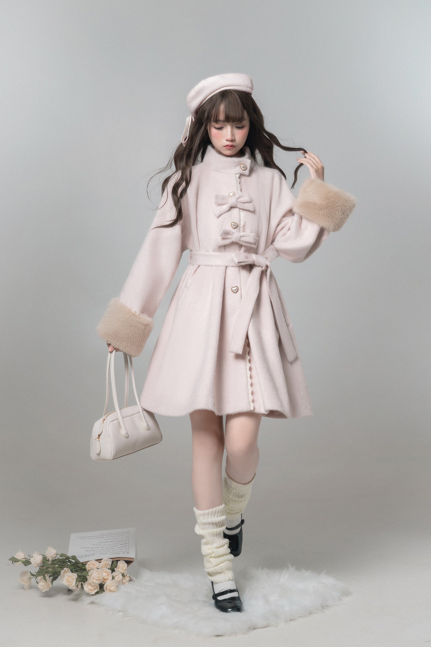 パウダーピンクのファー付きコート