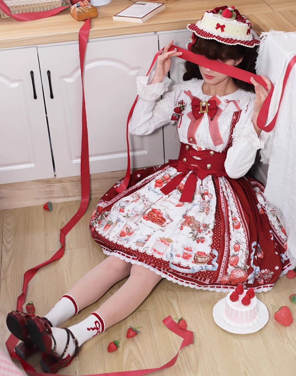 [Pre-orders available until 2/26] Strawberry Manor Print Suspender Skirt