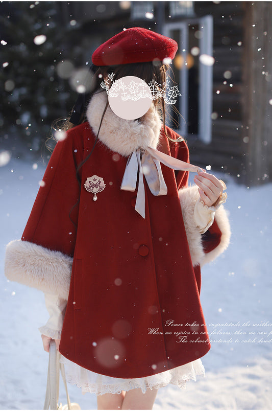 クラシカルレッドのファー付きマント