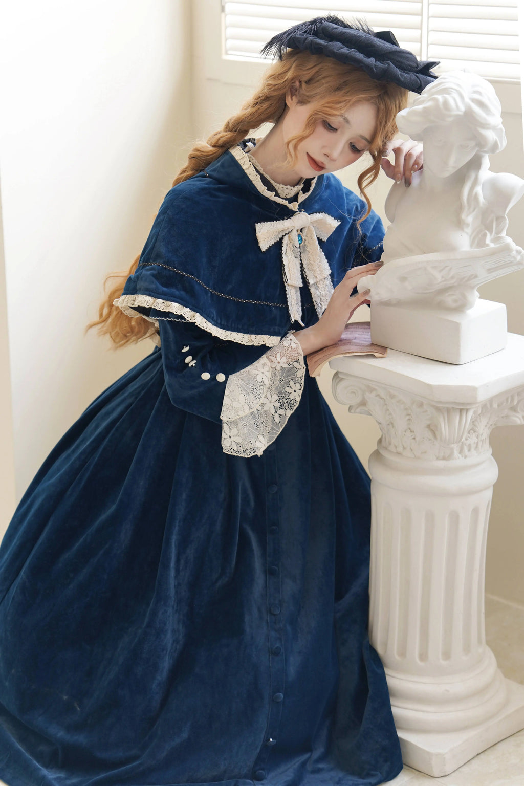 [Pre-orders available until 12/1] Suijaku stand-up collar velvet dress and cape