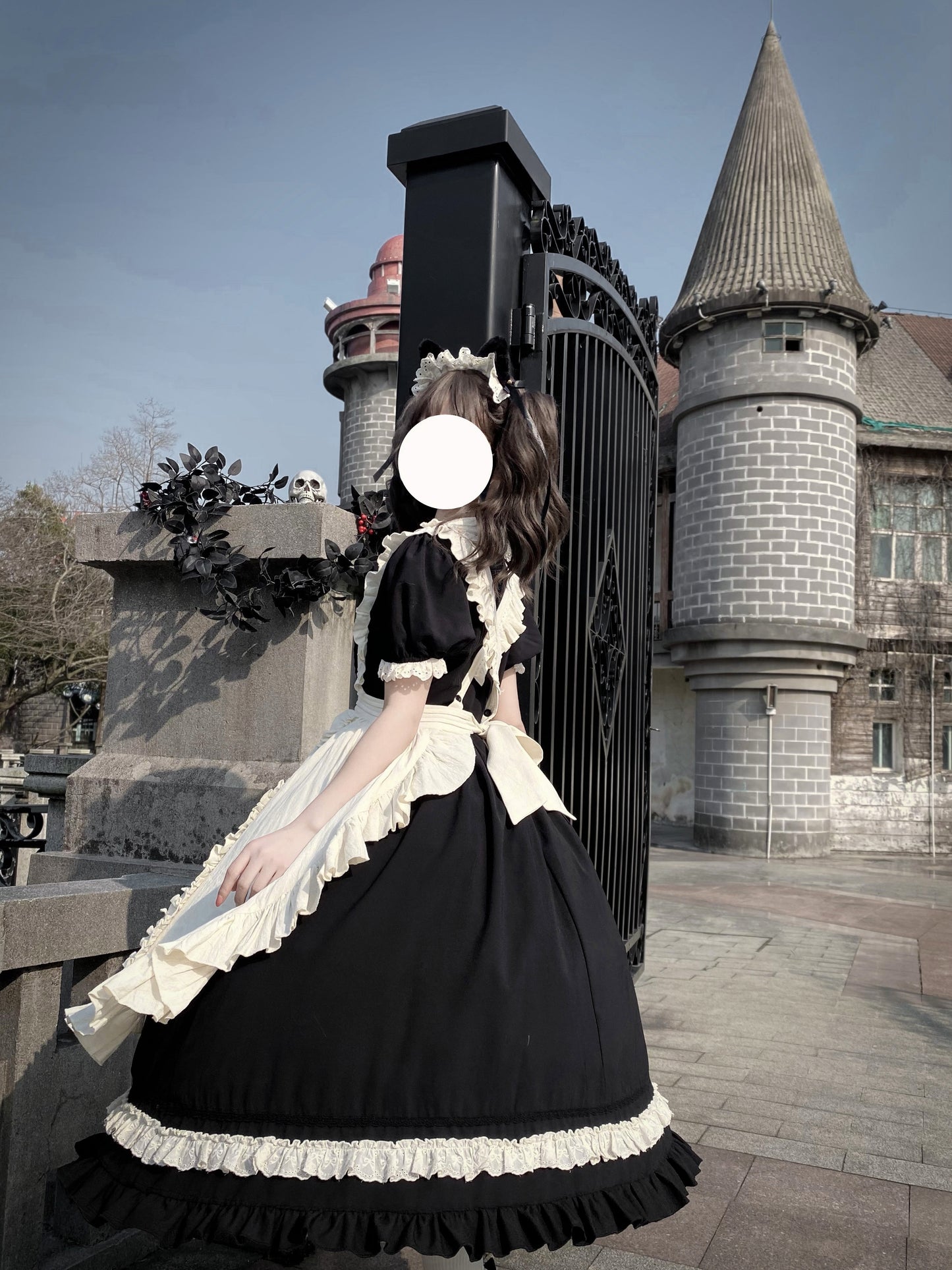 フリル襟の半袖メイドワンピース エプロン付き ロング丈