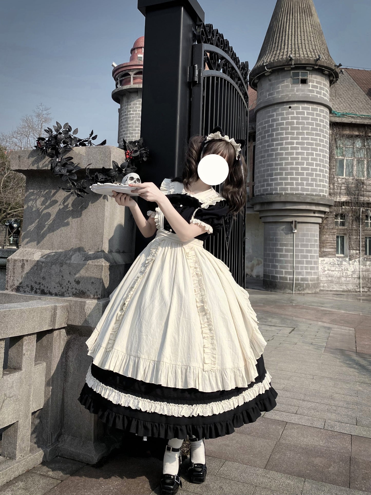 フリル襟の半袖メイドワンピース エプロン付き ロング丈