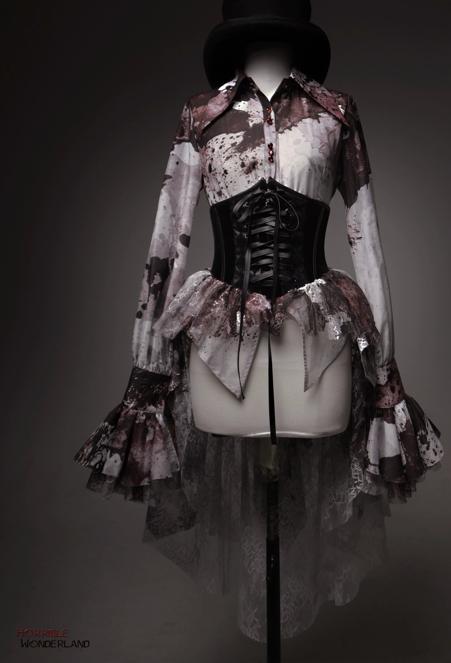 [Pre-orders available until 9/18] Horrible Wonderland: Point-collar blouse with blood-stained print