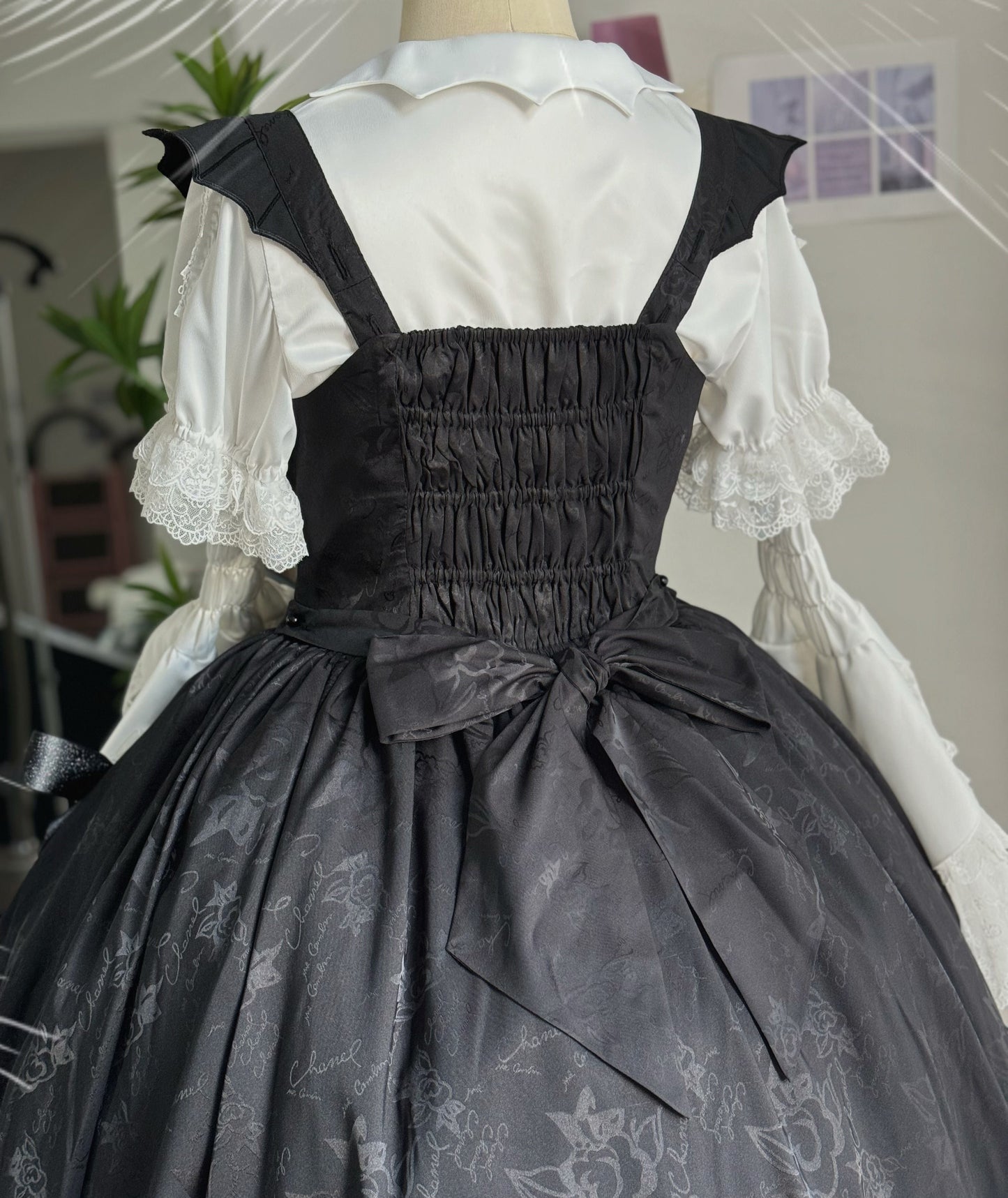 [Pre-orders available until 10/8] Rose of the Night Gothic Lolita Jumper Skirt