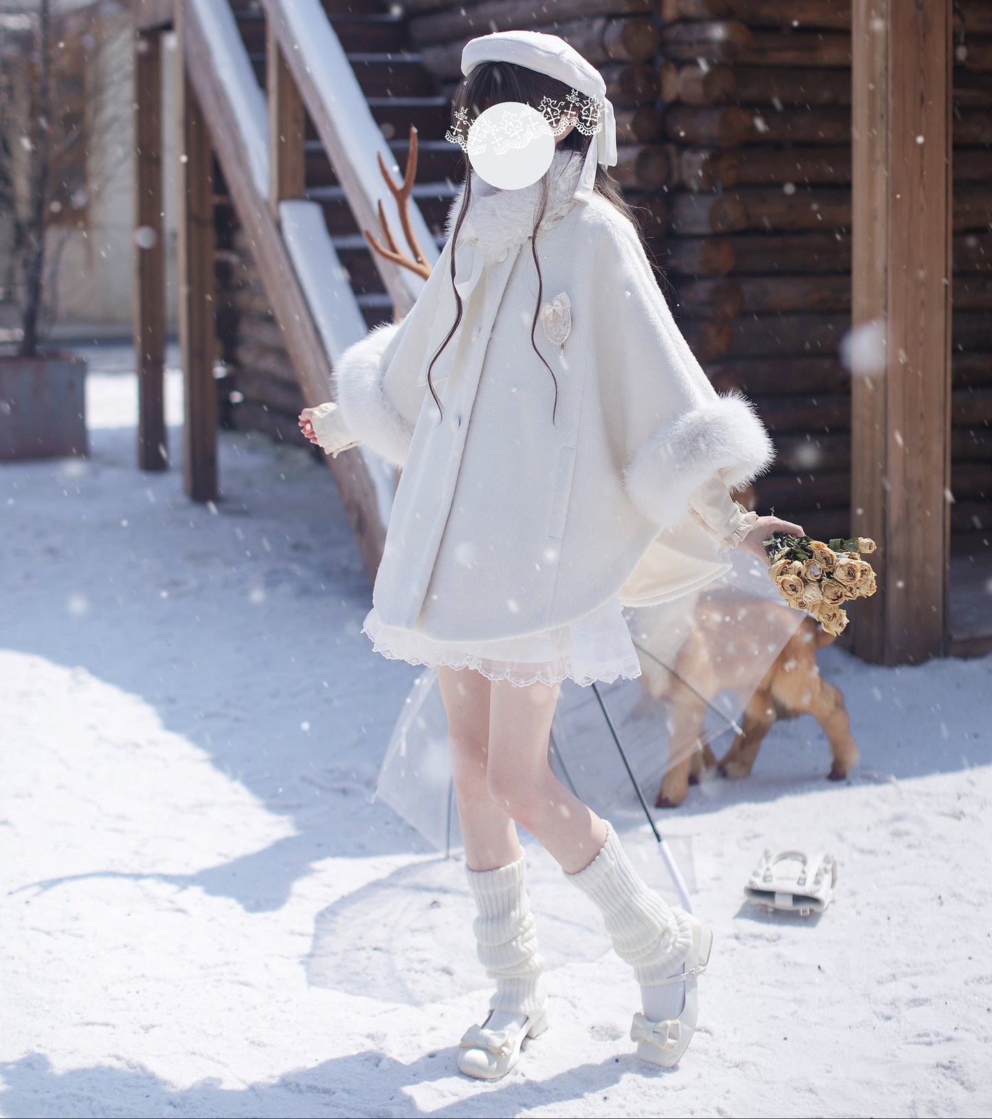 スノーホワイトのファー付きマント