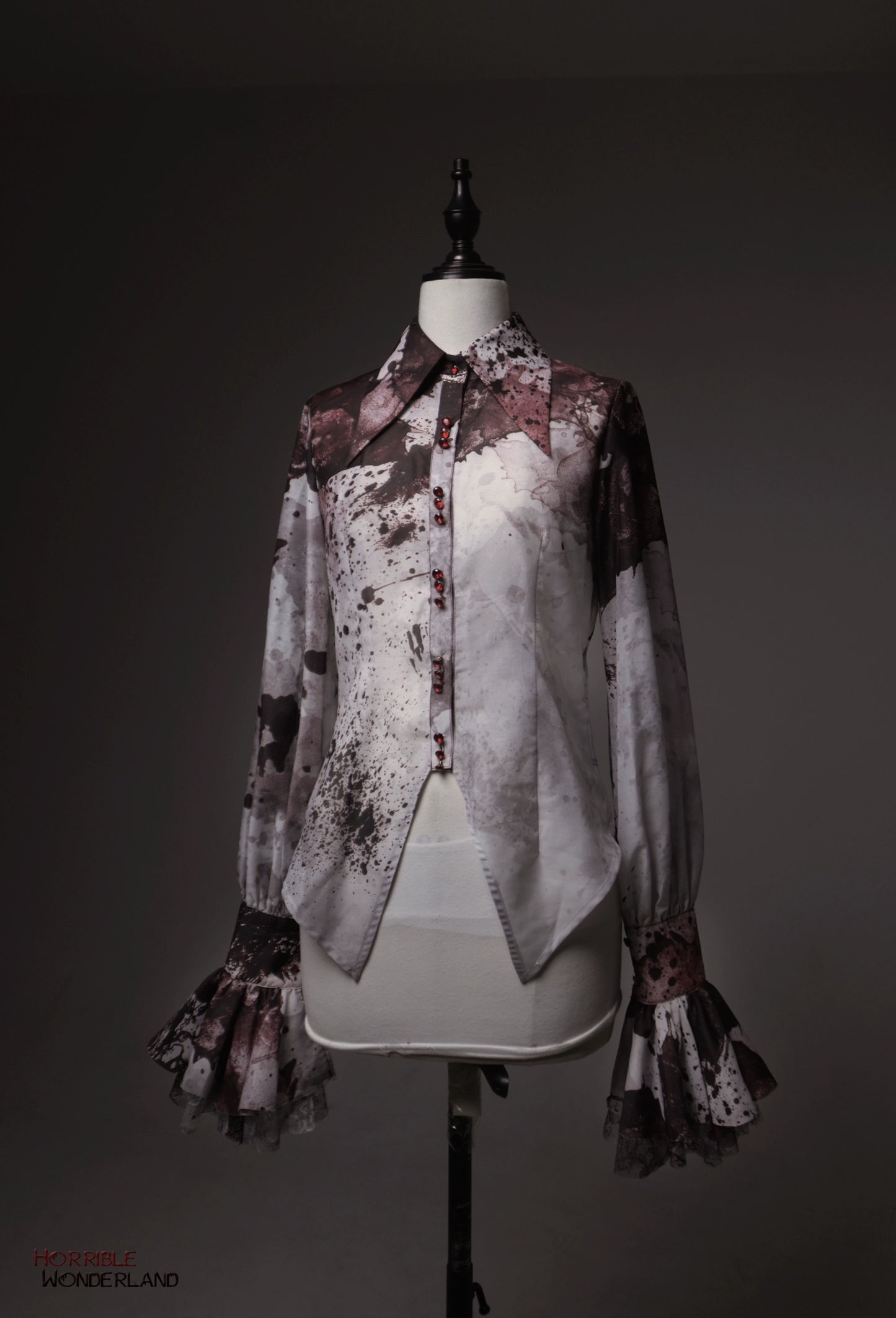 [Pre-orders available until 9/18] Horrible Wonderland: Point-collar blouse with blood-stained print