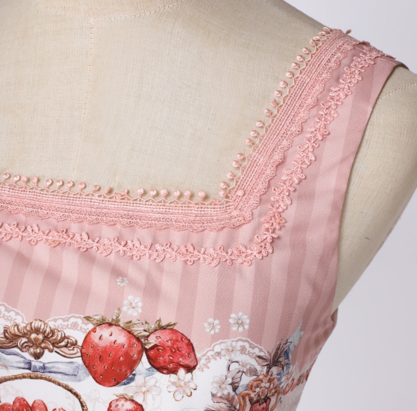 【受注予約12/16まで】Strawberry Manor ジャンパースカート