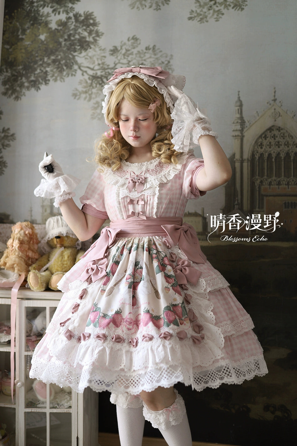 【受注予約8/18まで】Strawberry Sunshine Picnic カントリー風ワンピースとエプロン・ショート丈