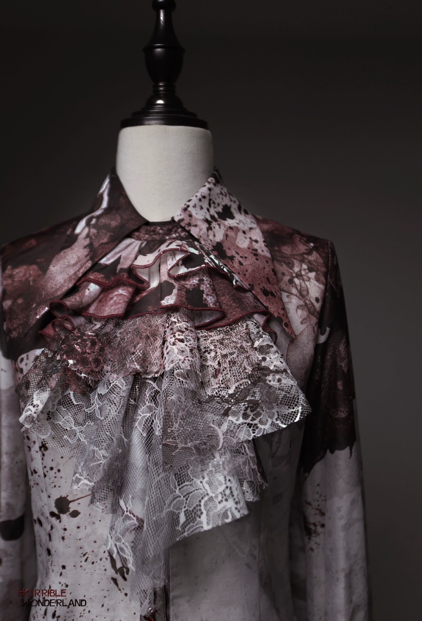 [Pre-orders available until 9/18] Horrible Wonderland: Point-collar blouse with blood-stained print