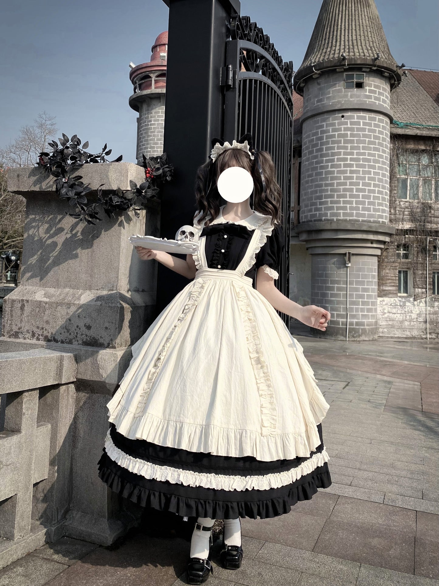 フリル襟の半袖メイドワンピース エプロン付き ロング丈