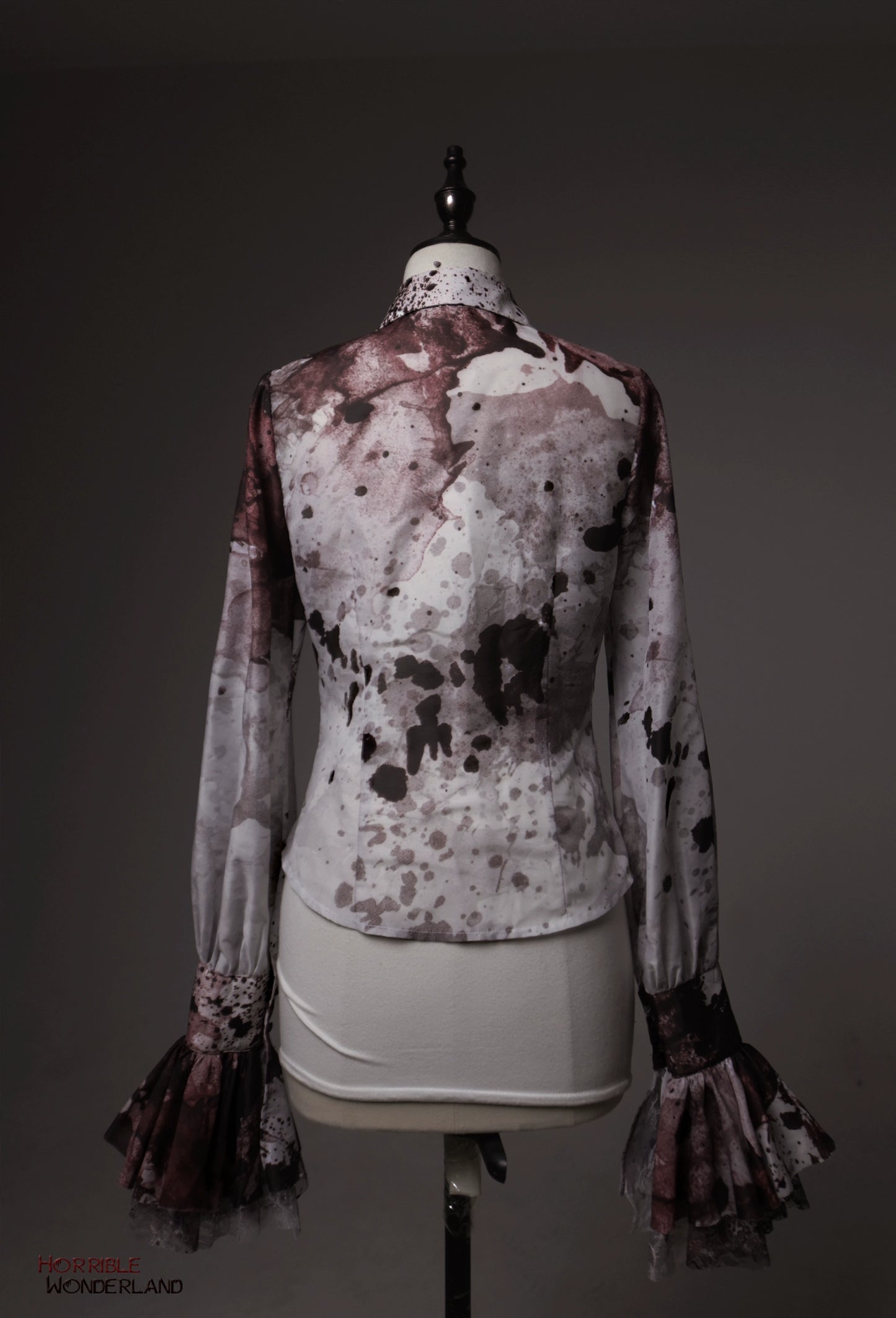 [Pre-orders available until 9/18] Horrible Wonderland: Point-collar blouse with blood-stained print