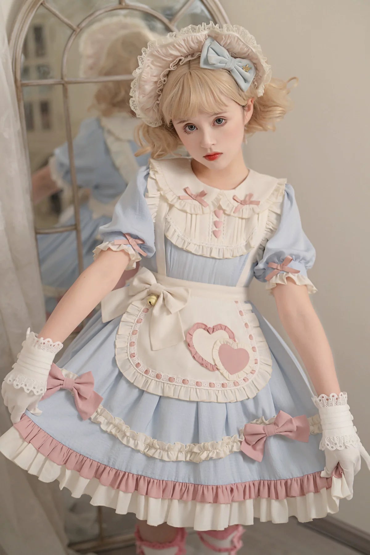 白猫メイド 鈴リボンのエプロン付ワンピース
