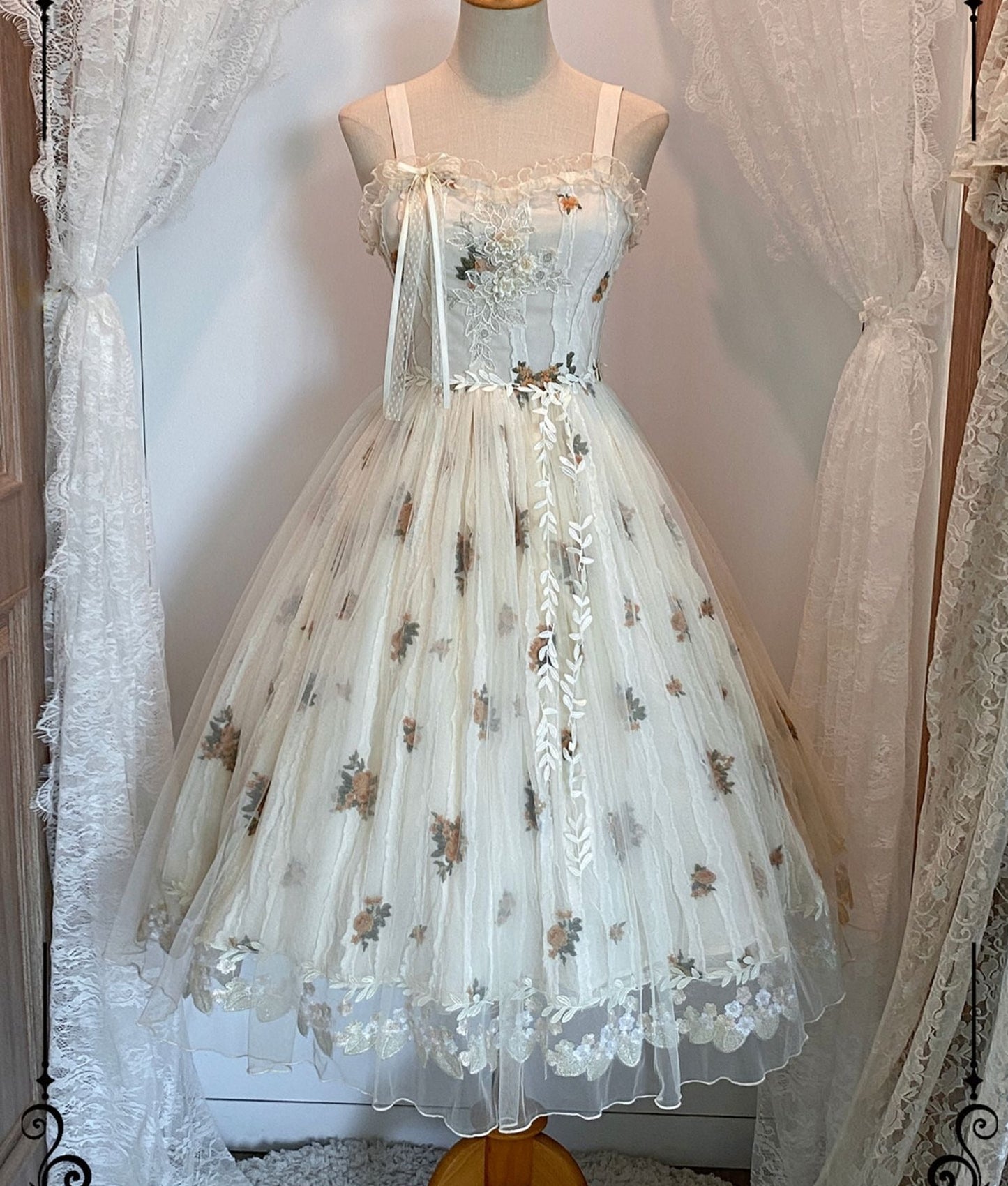 【受注予約8/27まで】Chloris 刺繍ジャンパースカート