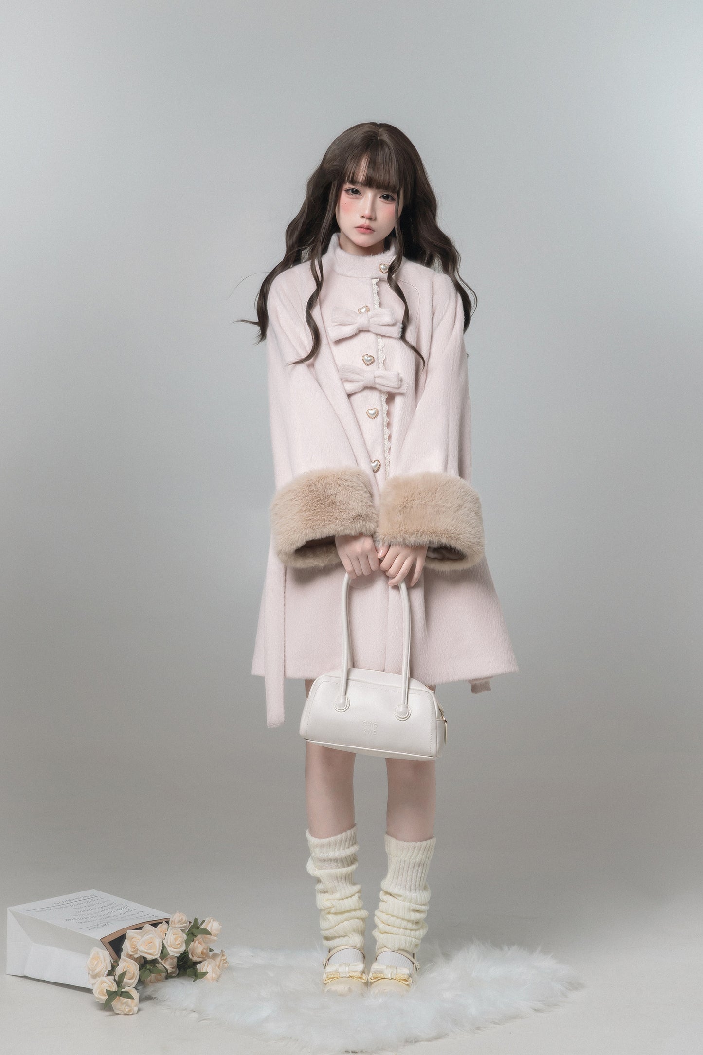 パウダーピンクのファー付きコート