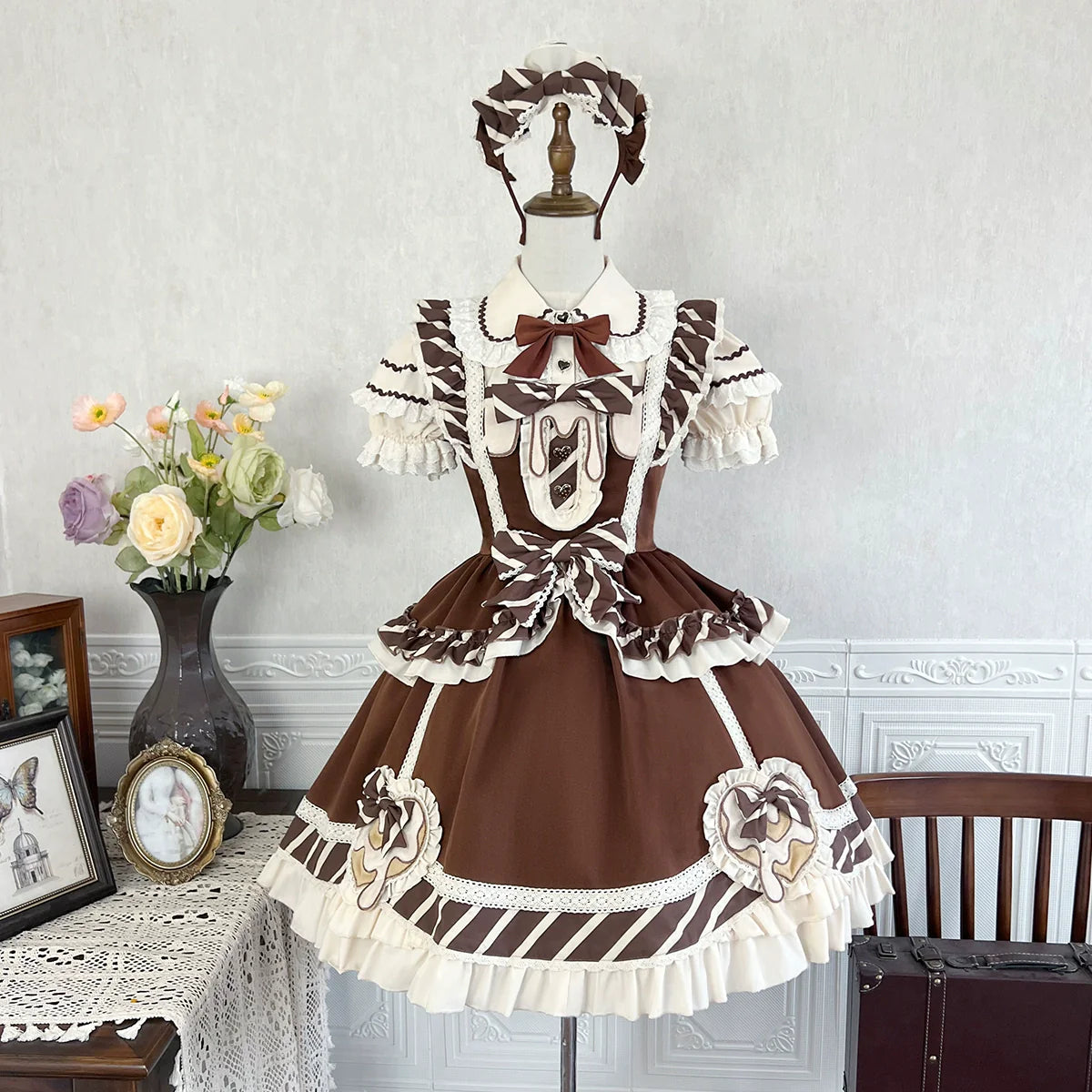 ホワイト&ミルクチョコレートのジャンパースカートとブラウス ホワイト&ミルクチョコレートのジャンパースカートとブラウス